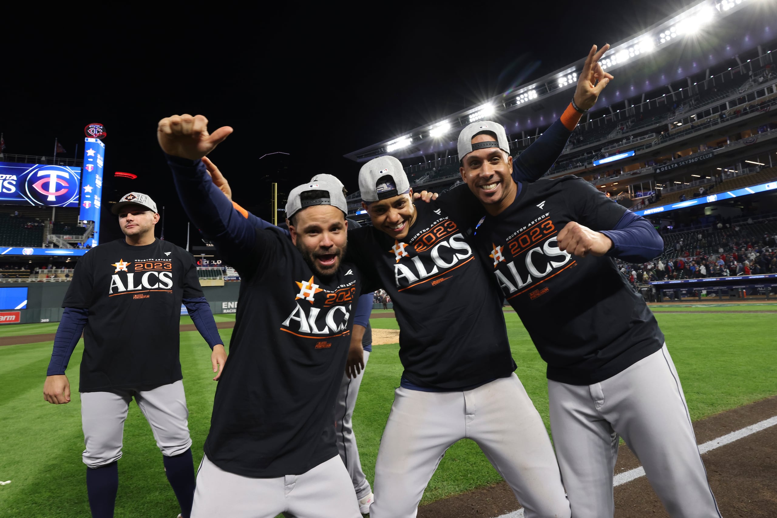 Jugadores de los Astros de Houston celebran en el campo después de derrotar y eliminar a los Twins de Minnesota en el cuarto juego de la serie divisional de la Liga Americana.