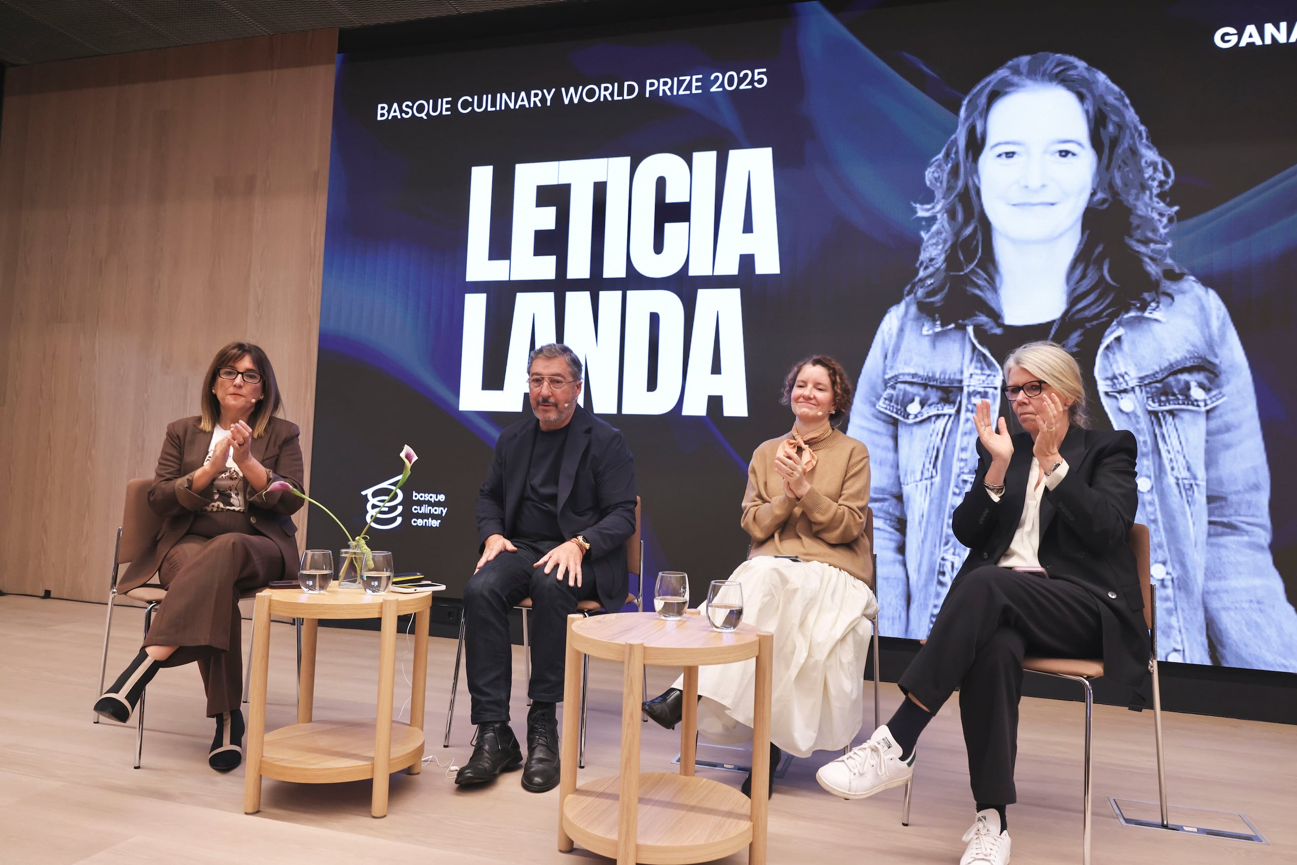 La consejera de Alimentación, Desarrollo Rural, Agricultura y Pesca del gobierno vasco, Amaya Barredo (i); los chefs Joan Roca (2i), Elena Reygadas (Rosetta, México )(2d) y Trine Hahnemann (Dinamarca) (i), anuncian la ganadora del premio Basque Culinary World Prize que ha recaído en esta edición en la cocinera mexicana Leticia Landa, este miércoles en el GOe de San Sebastian. EFE/Javi Colmenero