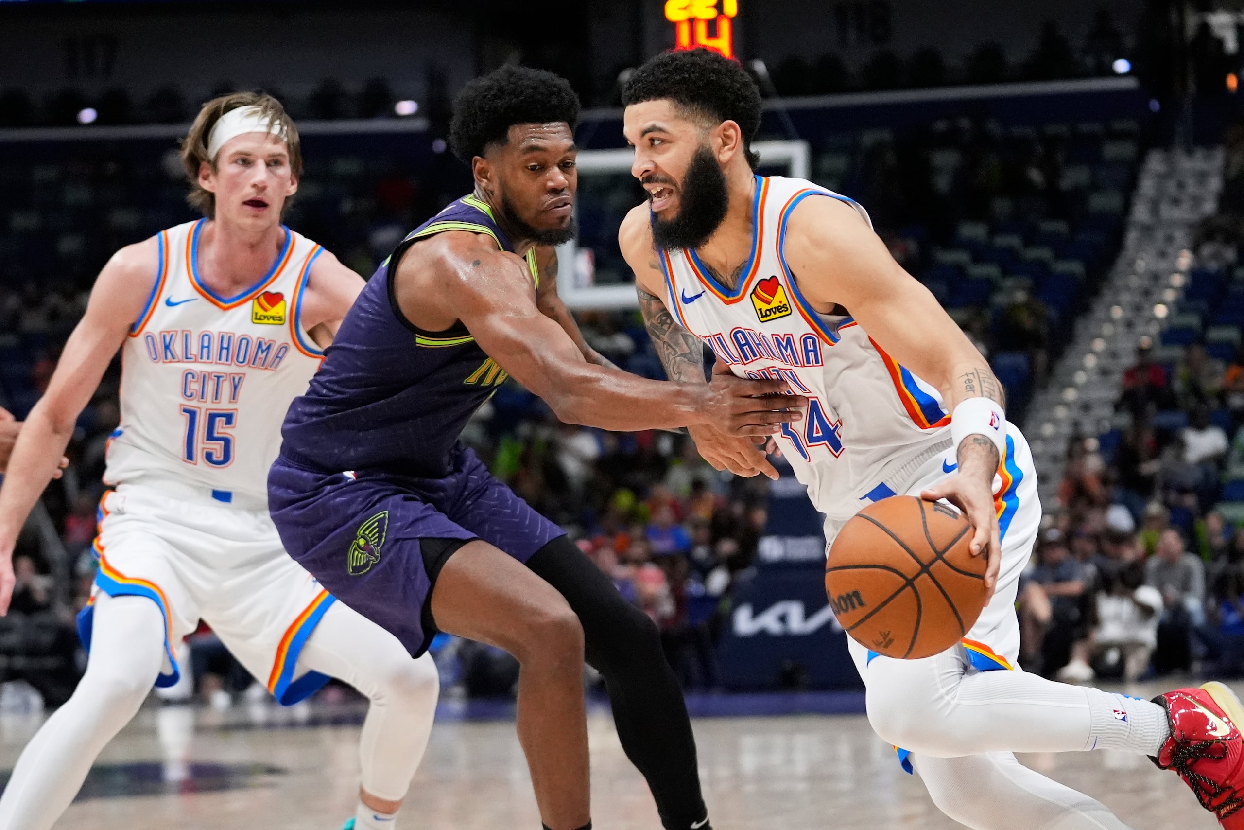 El alero del Thunder de Oklahoma City, Kenrich Williams (34), conduce hacia la canasta contra el alero de los Pelicans de Nueva Orleans, Keion Brooks Jr., en la segunda mitad de un partido de baloncesto de la NBA en Nueva Orleans.