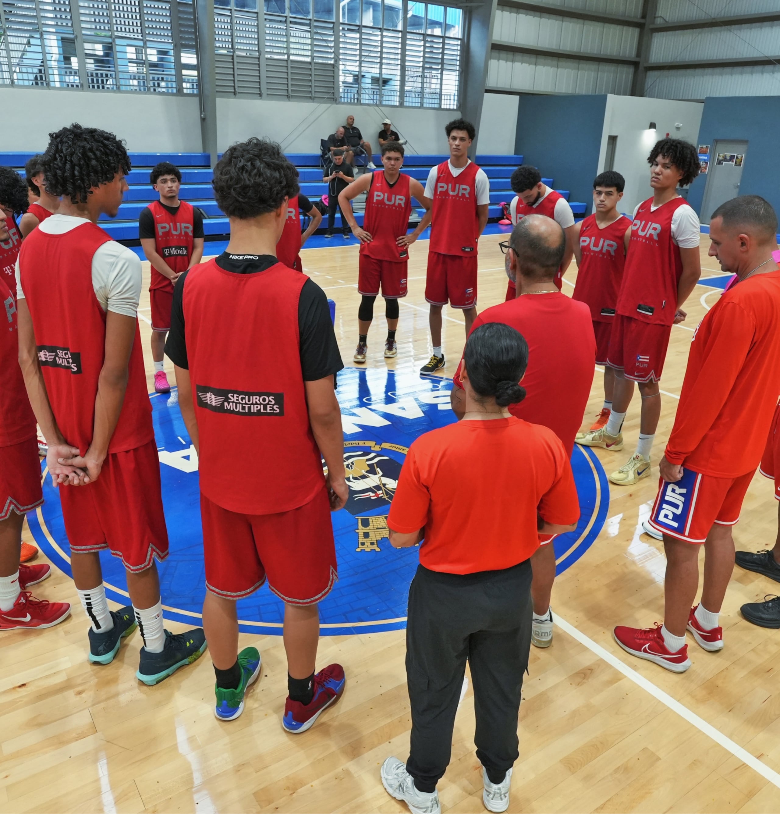 La Selección Nacional Sub-18 antes de una práctica rumbo al AmeriCup 2026.