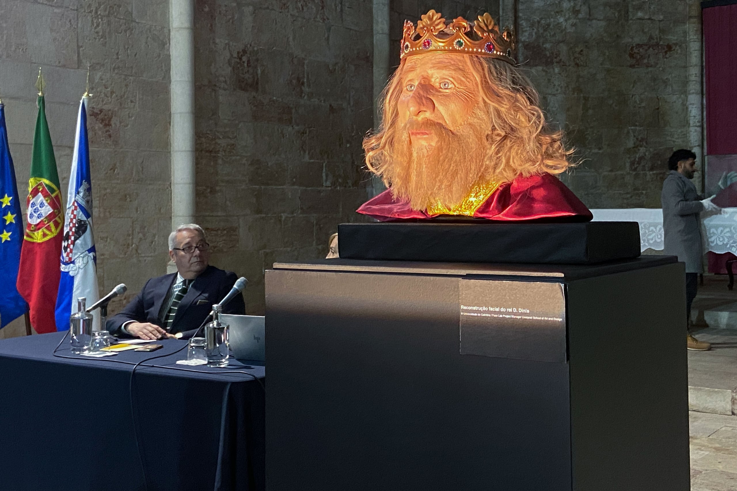 El buen estado de conservación de los restos óseos del rey ha sido clave para saber que Dionisio tenía el pelo y la piel “claras” y que “seguramente” medía entre 1.65 (5’4”) y 1.68 (5.6) metros.