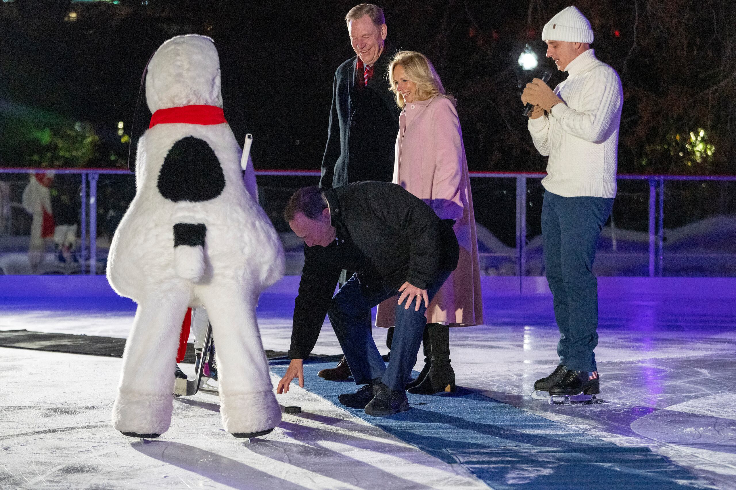 La primera dama inauguró la pista al caer la tarde del miércoles en compañía de Brian Boitano, quien ganó la medalla de oro en patinaje artístico en los Juegos Olímpicos de Invierno de 1988, y por Snoopy, el famoso perro de los dibujos animados.