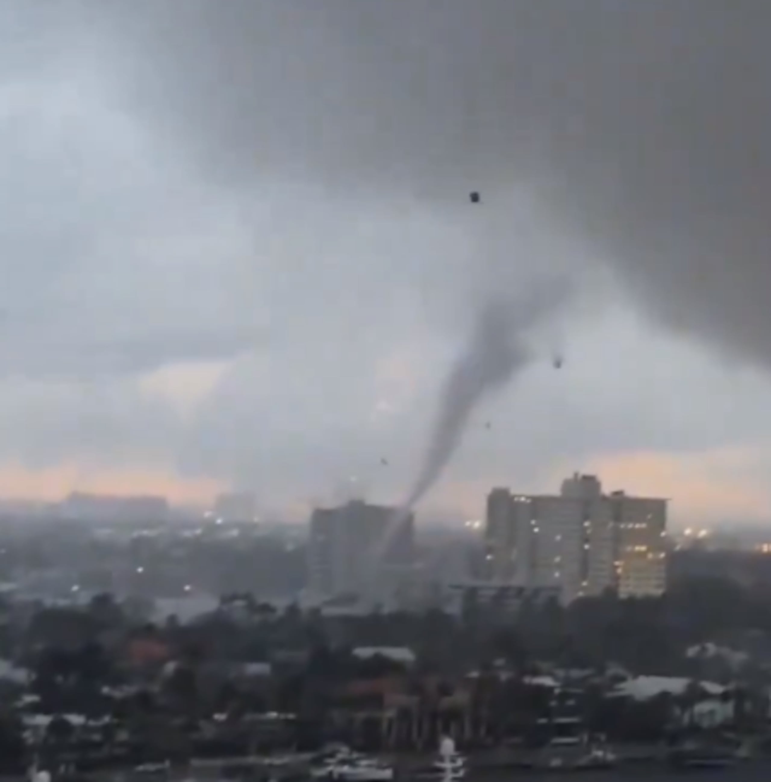 Se emitieron avisos de tornado en otras partes de Guangzhou y hubo informes no confirmados de que un segundo tornado parecía haber golpeado otro distrito de la ciudad a última hora de la tarde.