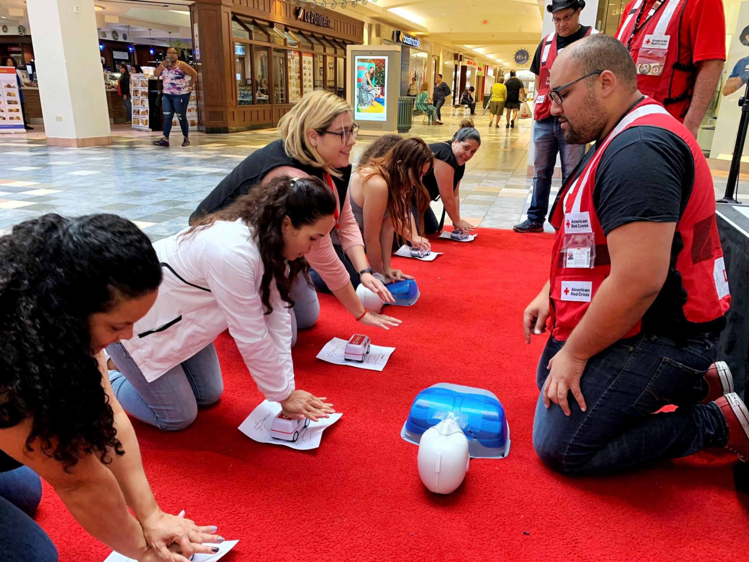 Niños y niñas fueron protagonistas ayer en unos adiestramientos para  salvar vidas con técnicas de resucitación cardiopulmonar usando las manos. (suministrada)
