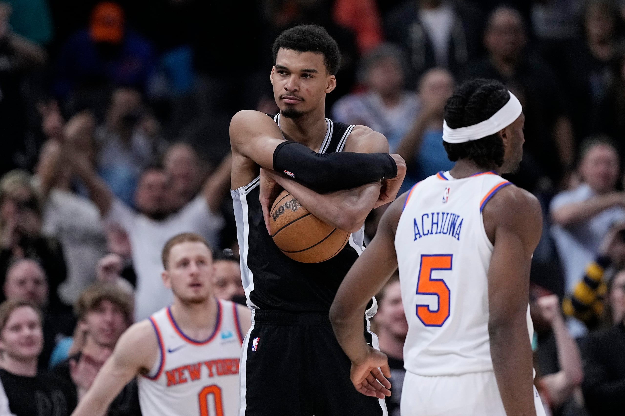 El francés Victor Wembanyama, de los Spurs de San Antonio, abraza el balón, al asegurar el triunfo sobre los Knicks de Nueva York.