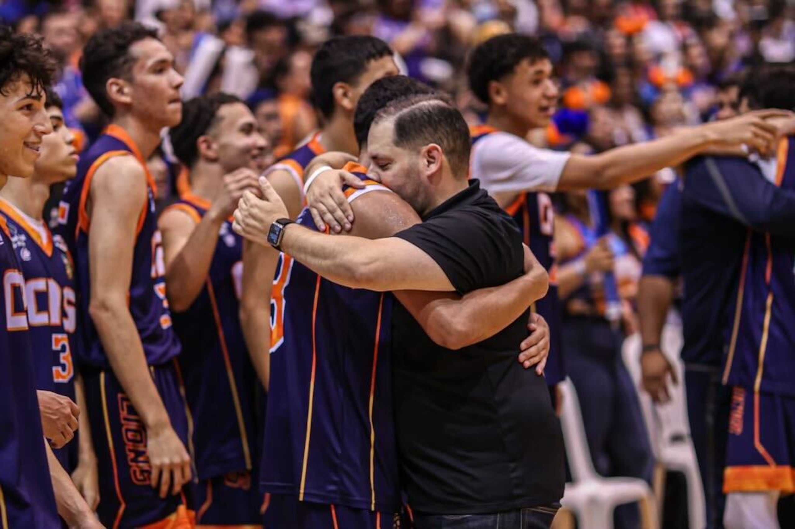 Leo Arill abraza a uno de los jugadores de Caguas Private School minutos antes de proclamarse campeones del Top Ranked Buzzer Beater.