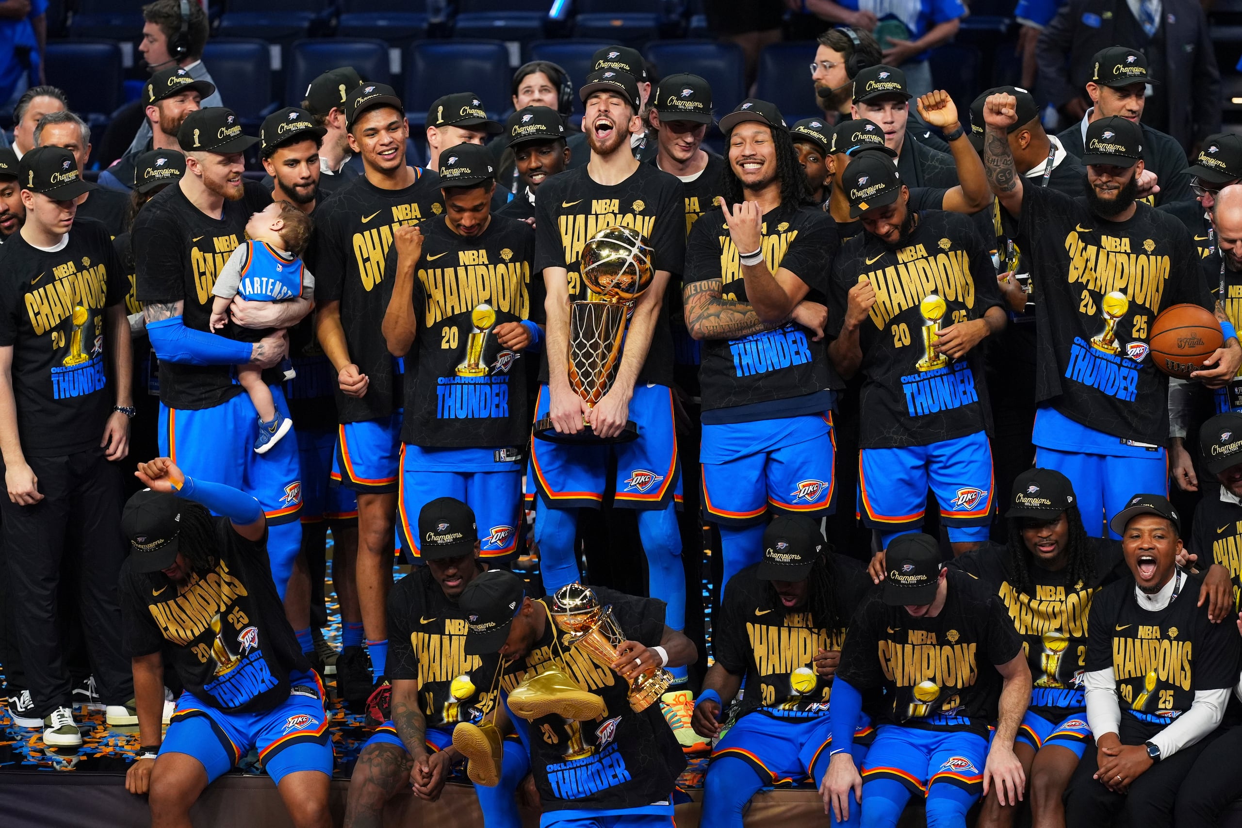 Jugadores del Thunder de Oklahoma City celebran tras ganar el título de la NBA al superar en el juego 7 a los Pacers de Indiana el domingo 22 de junio del 2025.