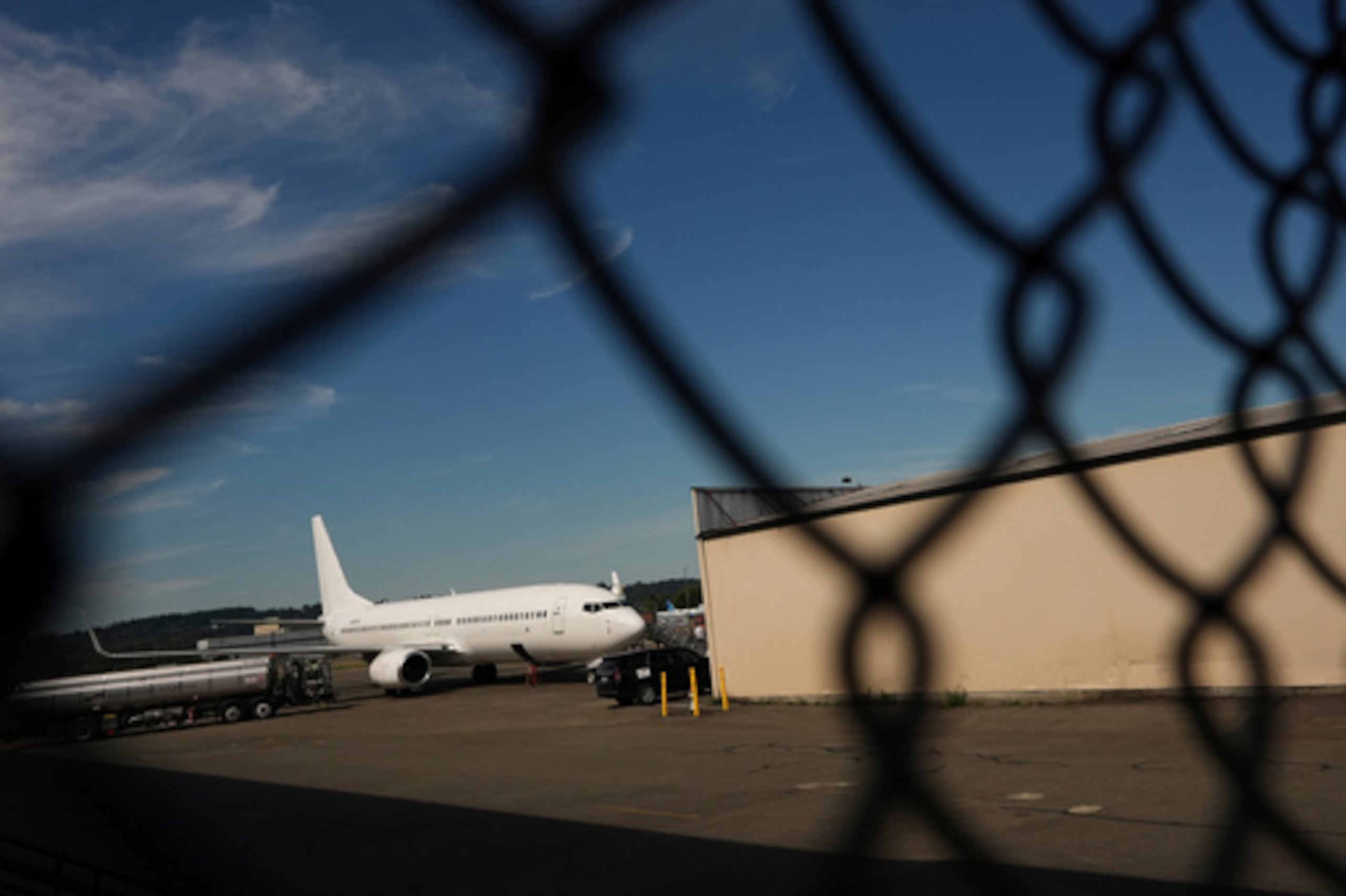 ARCHIVO - Un vuelo del Servicio de Inmigración y Control de Aduanas de EE.UU. sale del Aeropuerto Internacional King County-Boeing Field, el 23 de agosto de 2025, en Seattle. (AP Photo/Lindsey Wasson, Archivo)