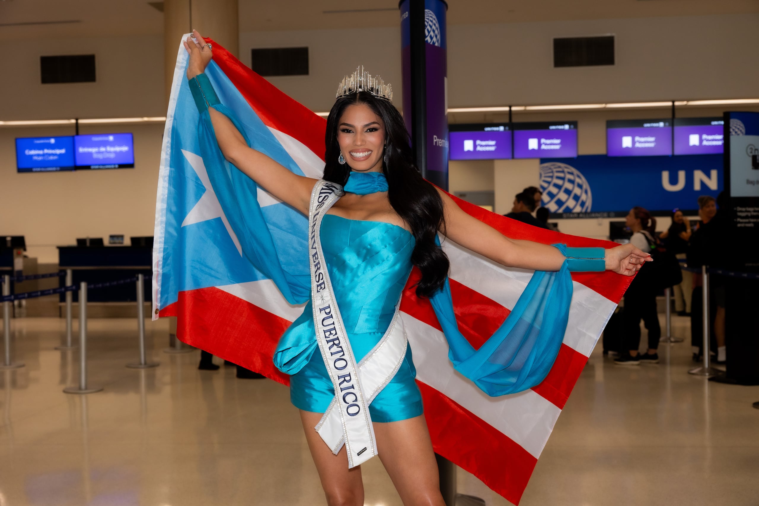 Zashely Alicea Rivera, Miss Universe Puerto Rico, lució emocionada durante su despedida en el Aeropuerto Luis Muñoz Marín, en Carolina.