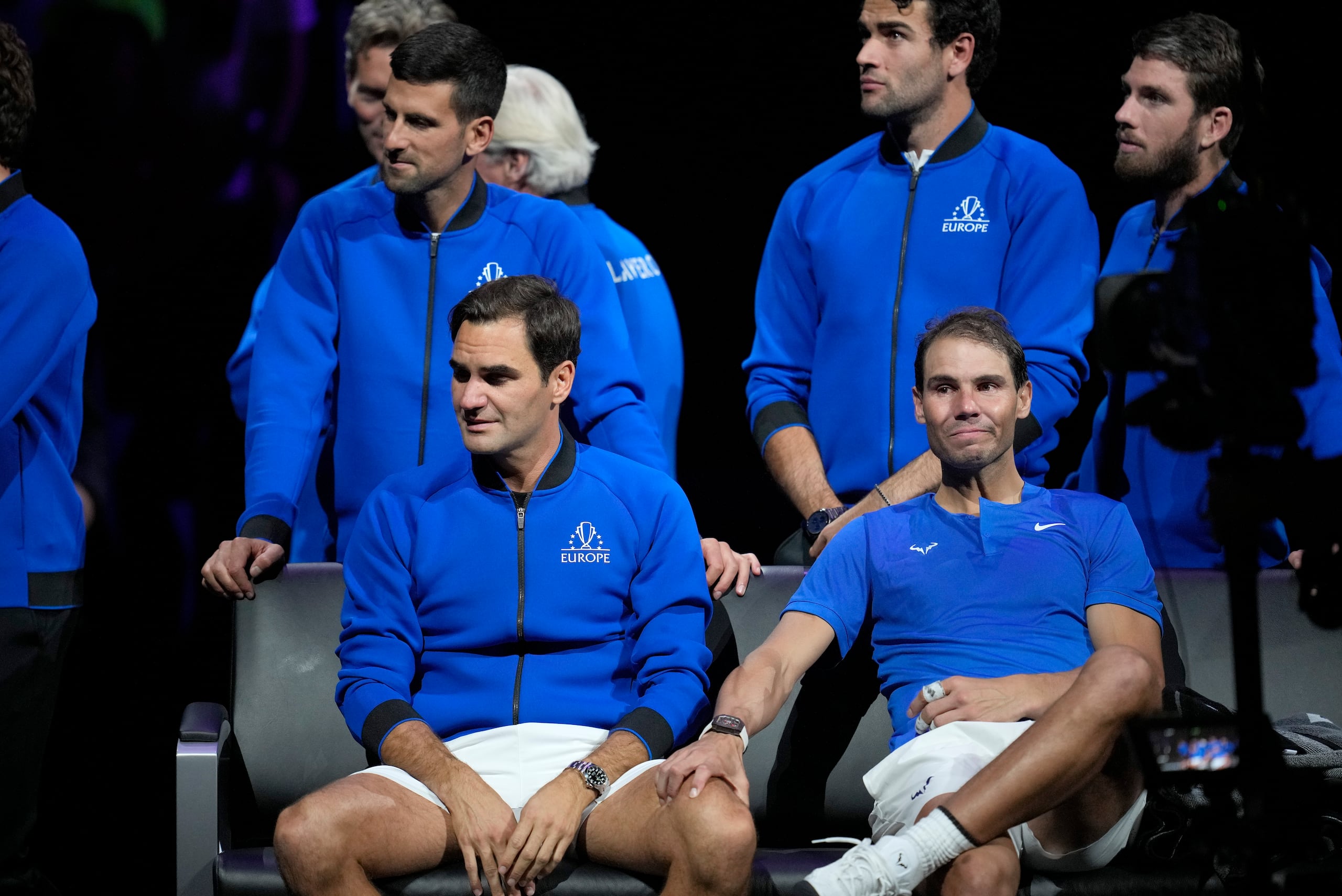 Roger Federer (izquierda) recibe el consuelo de Rafael Nadal tras su partido de dobles en la Copa Laver contra Jack Sock y Frances Tiafoe, el viernes 23 de septiembre de 2022, en Londres. Fue el día del retiro de Federer.