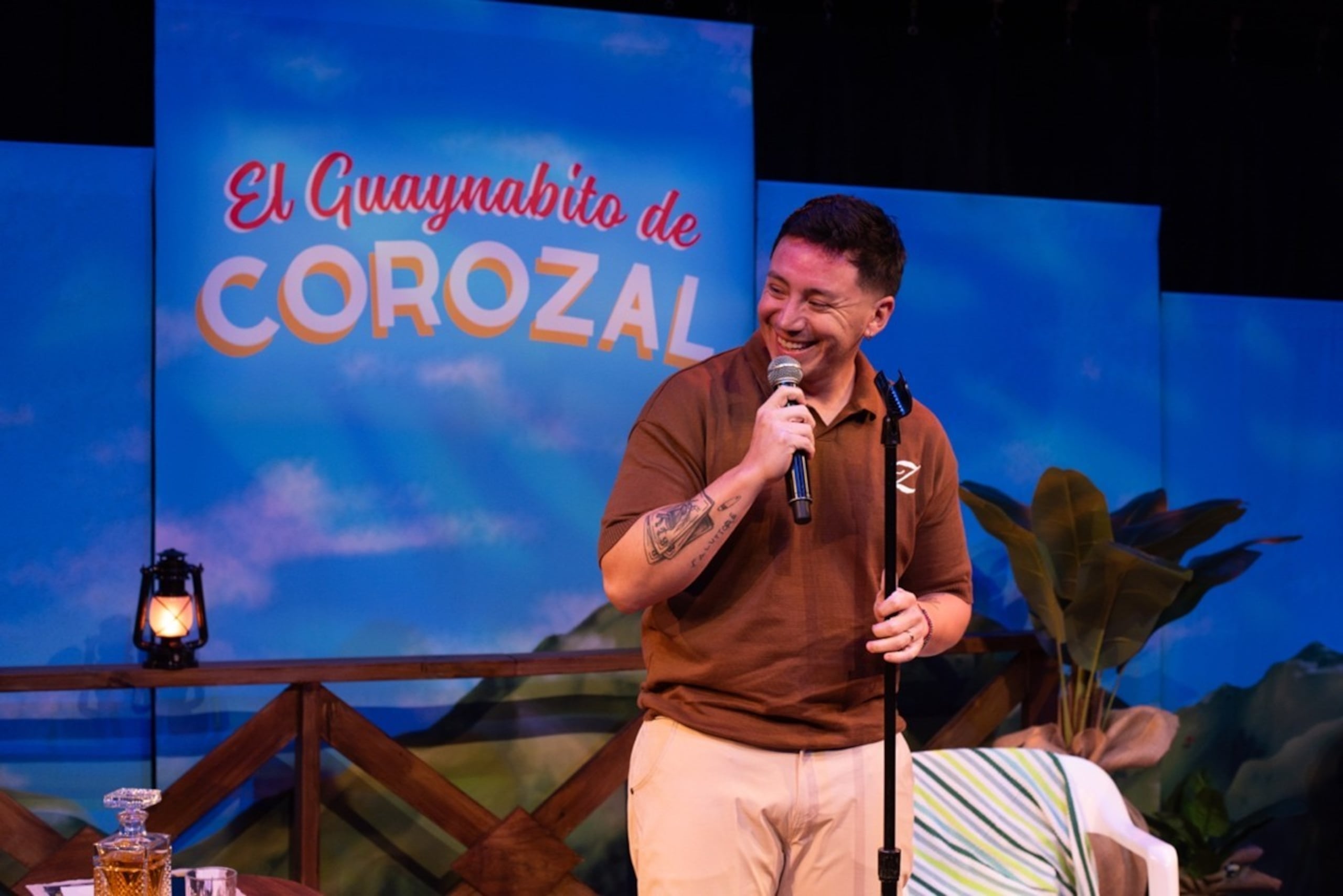 El nuevo espectáculo de comedia de Gianluca Perotti temas como la identidad y las diferencias generacionales, entre otros.