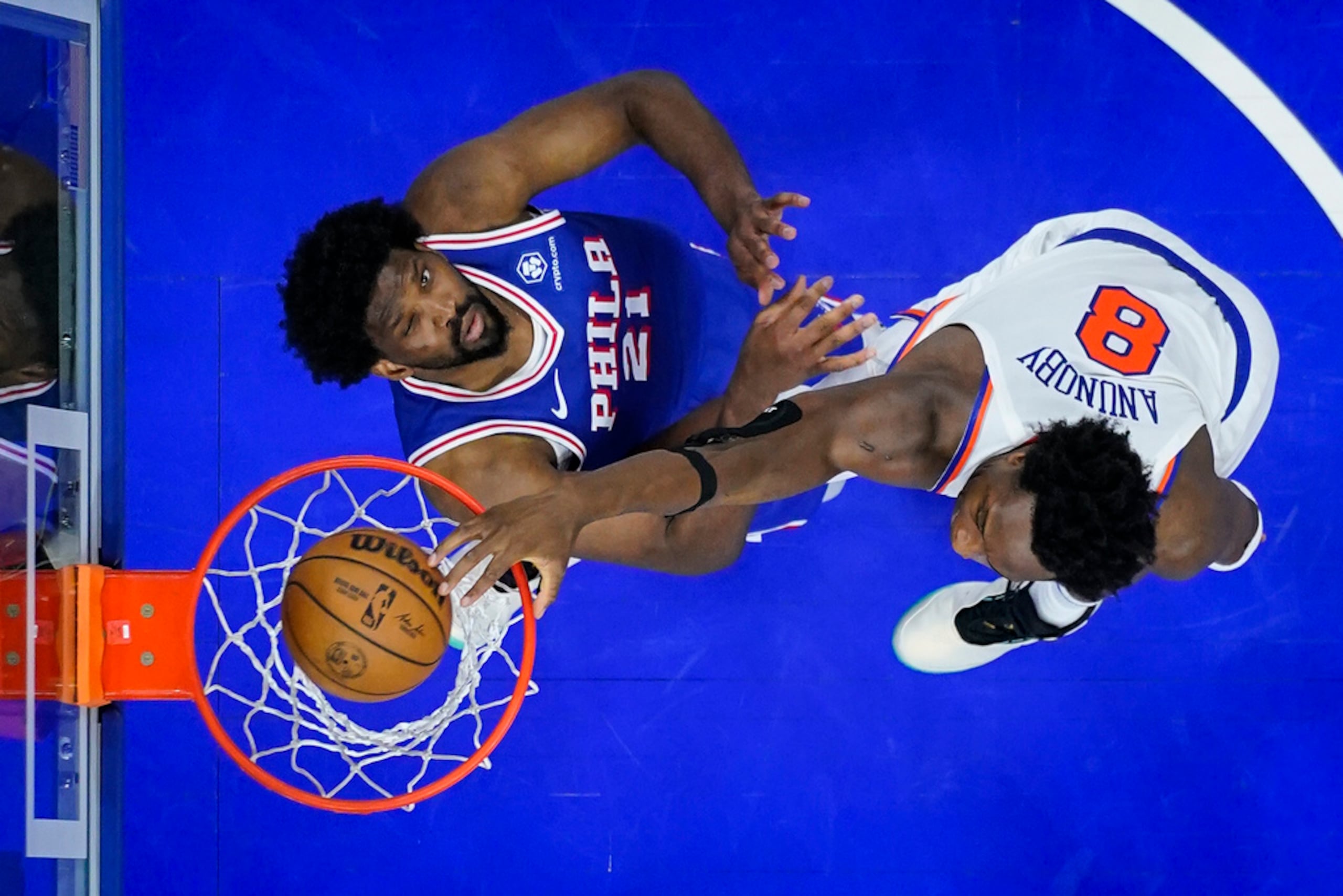 Joel Embiid (izquierda) ha lidiado con problemas en la rodilla izquierda toda la temporada con los 76ers de Filadelfia.