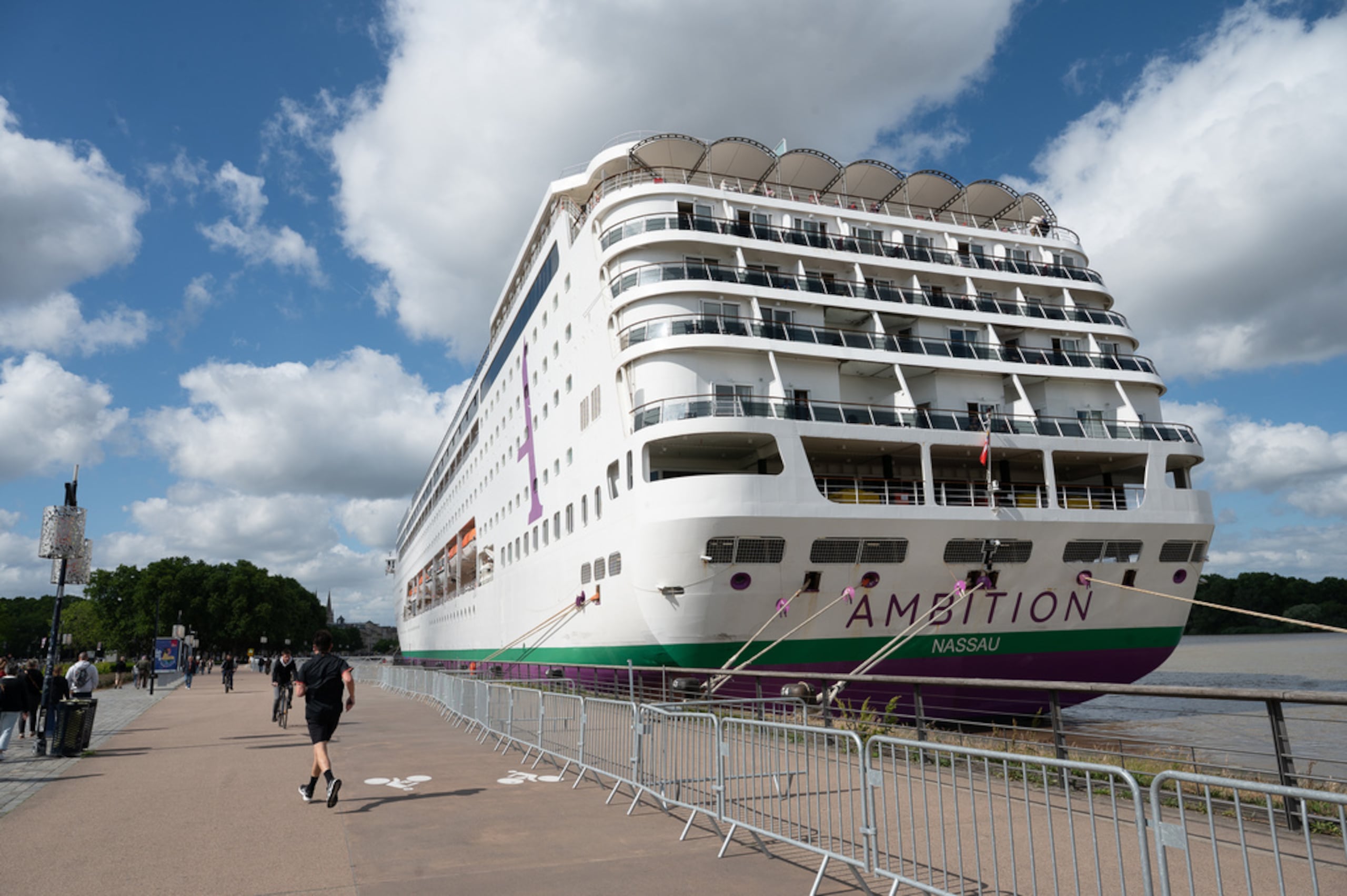 Personas caminan frente al crucero británico Ambition en Burdeos, en el suroeste de Francia, el 13 de mayo de 2026.