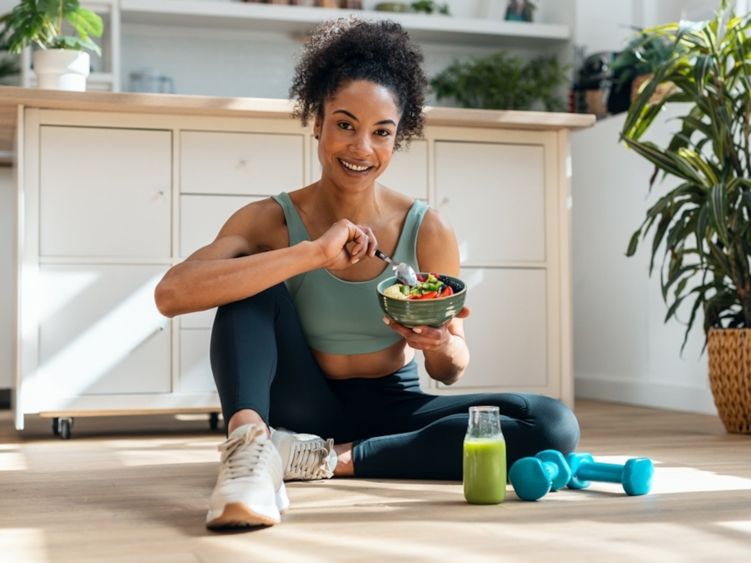 Planificar una dieta equilibrada con los macronutrientes adecuados, adaptada a las necesidades individuales y el tipo de ejercicio, es clave para impulsar el rendimiento deportivo.