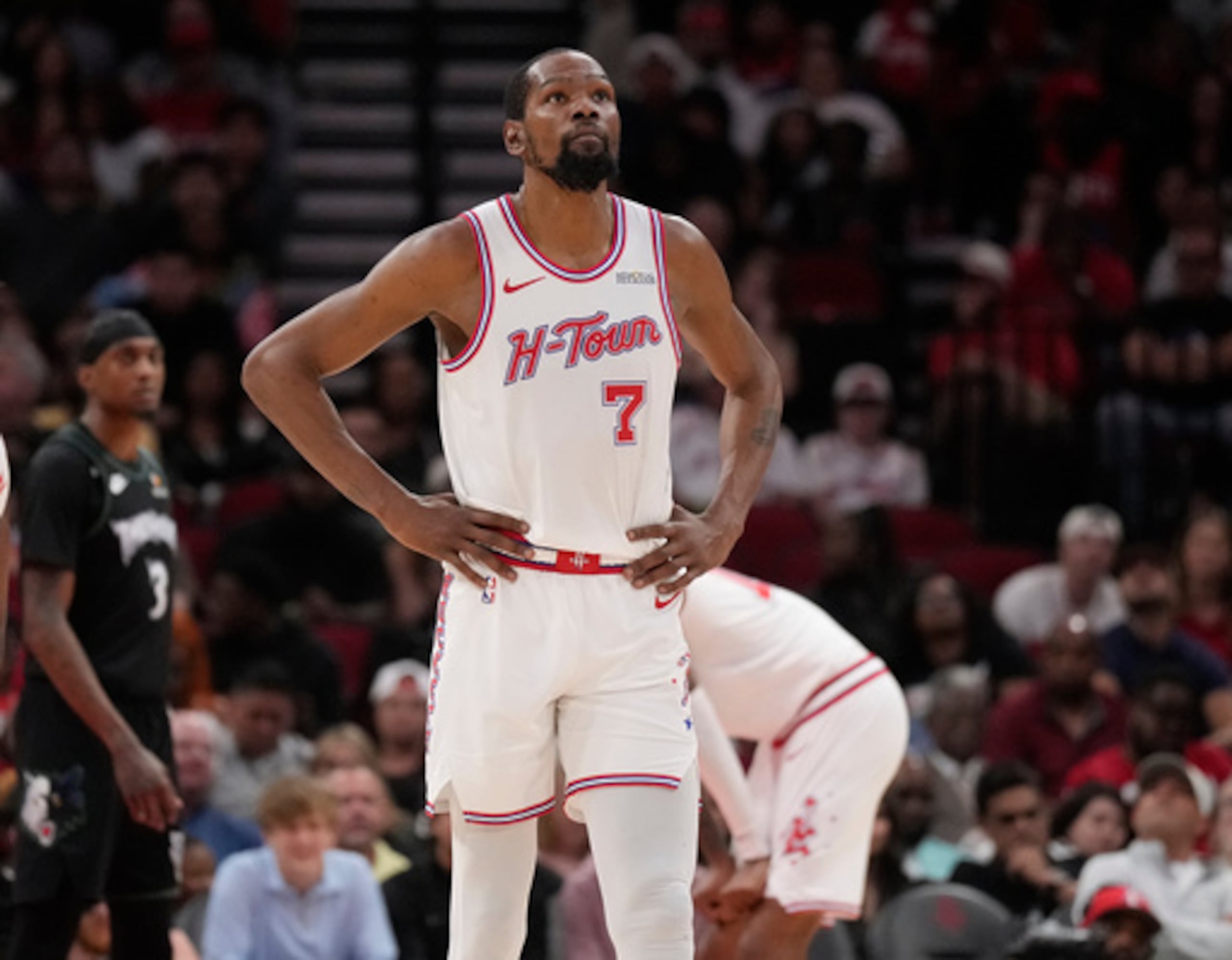 El alero de los Houston Rockets Kevin Durant (7) reacciona al final del partido durante la segunda mitad de un partido de baloncesto de la NBA contra los Minnesota Timberwolves, el viernes 10 de abril de 2026, en Houston. (AP Photo/Karen Warren)
