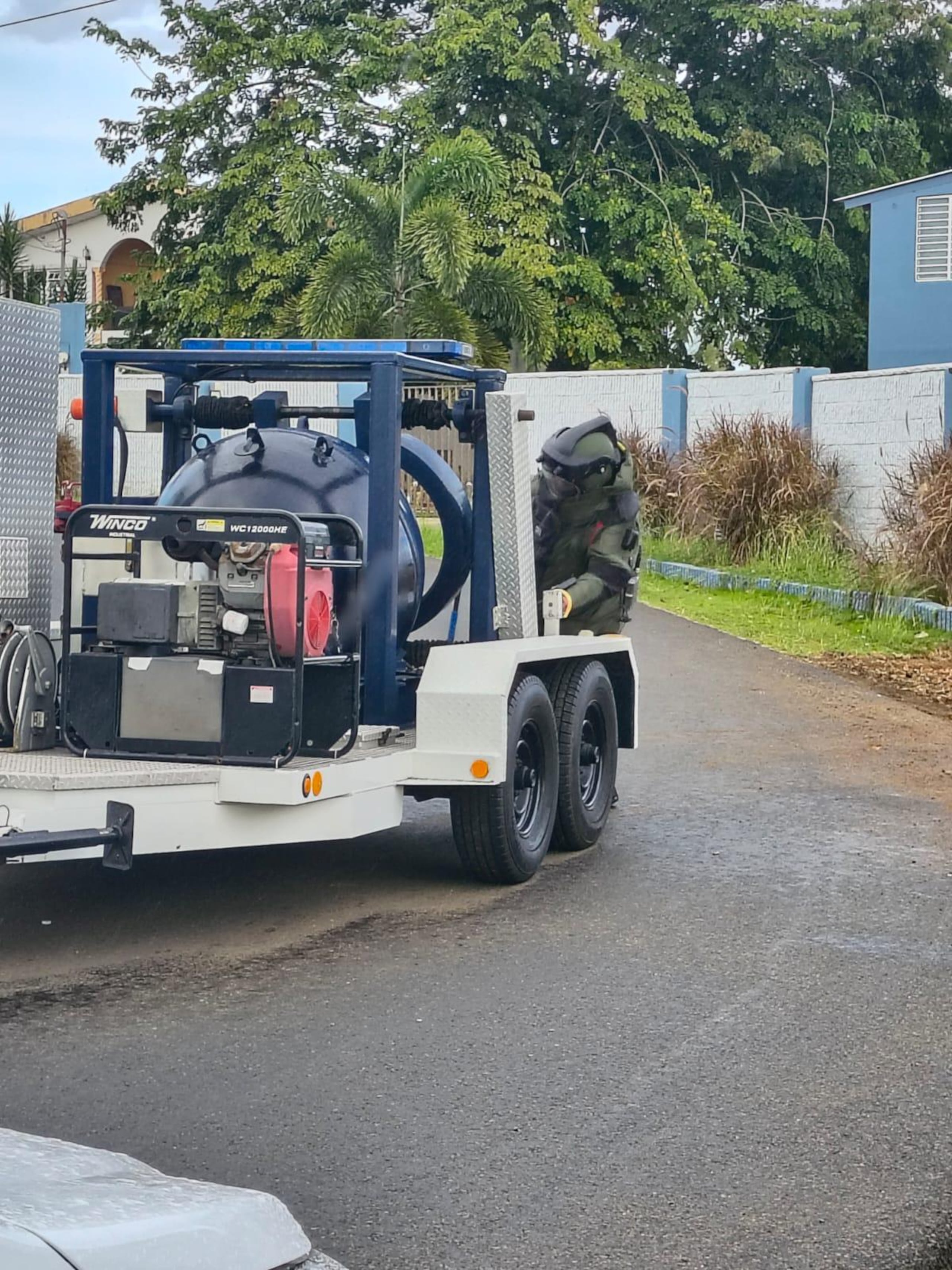 Un técnico de la División de Explosivos removió esta tarde una granada de un solar de una comunidad aledaña a la playa de Vega Baja.