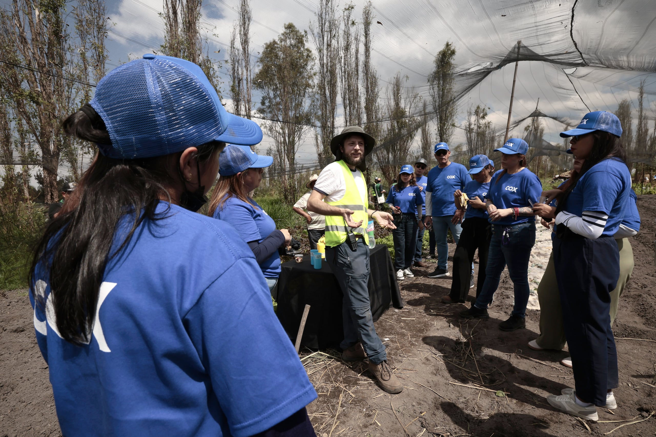 El cabello humano reciclado se utiliza en Xochimilco para ayudar a mitigar la contaminación de los canales y proteger los suelos de las chinampas. EFE/José Méndez