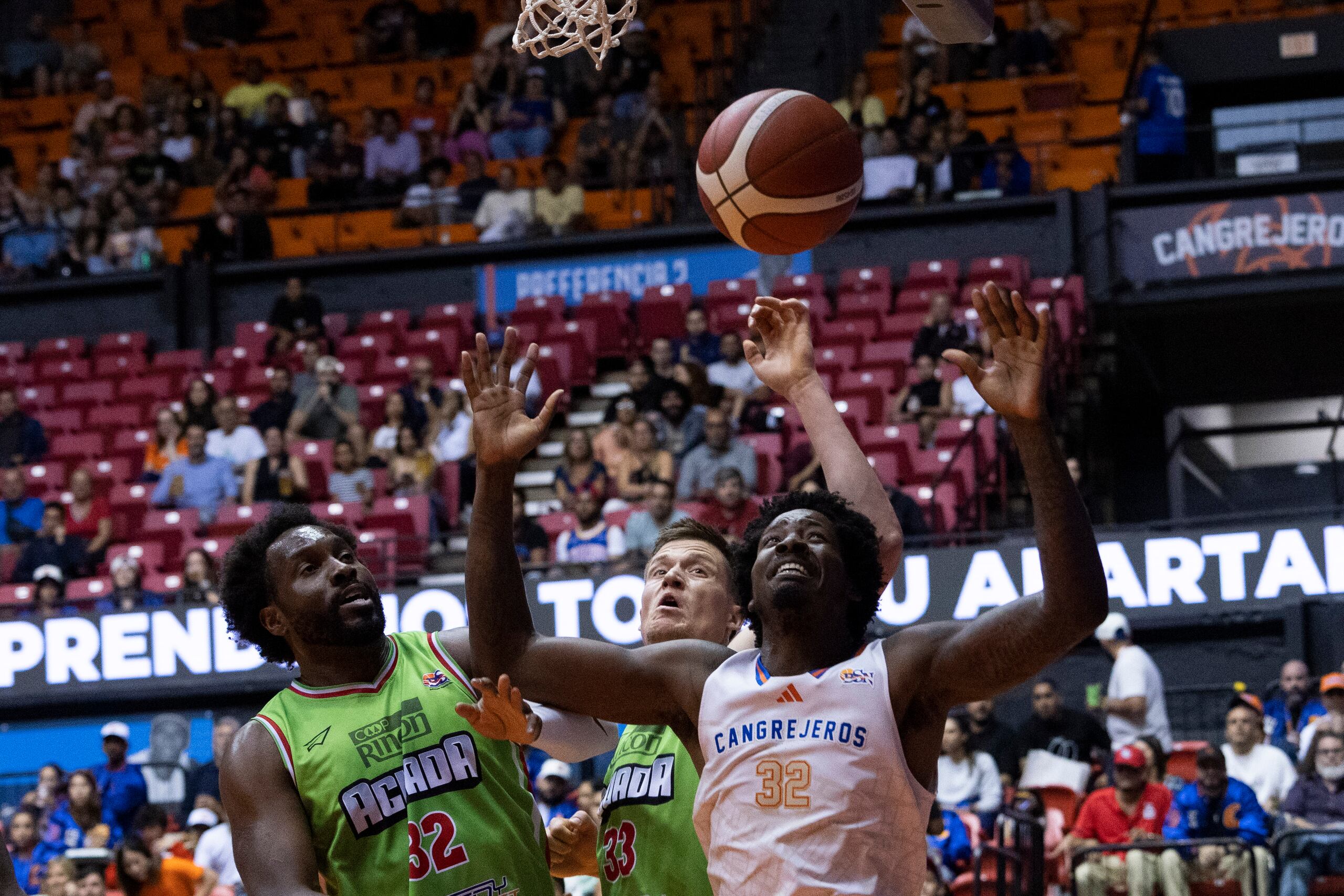 El refuerzo de los Cangrejeros de Santurce, Ed Davis, busca capturar un rebote durante el partido contra los Santeros de Aguada.