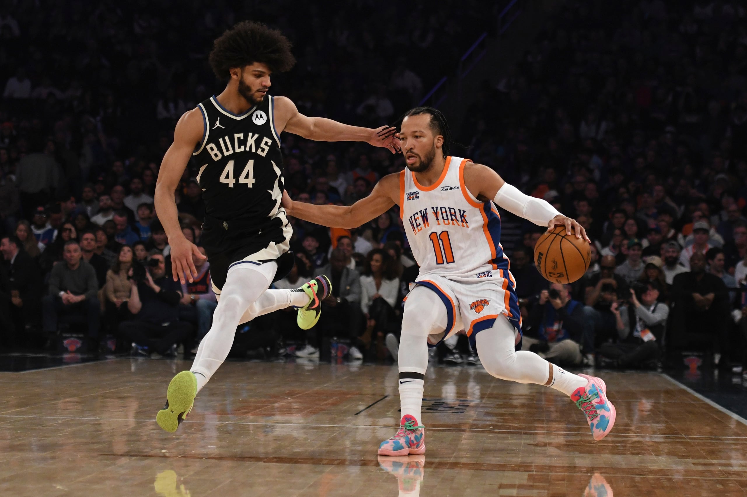 Jalen Brunson, derecha, de los Knicks de Nueva York, conduce el balón ante la presión defensiva de Andre Jackson Jr., izquierda, de los Bucks de Milwaukee, durante la primera mitad del juego de baloncesto de la NBA, el domingo 12 de enero de 2025, en Nueva York. (AP Foto/Pamela Smith)