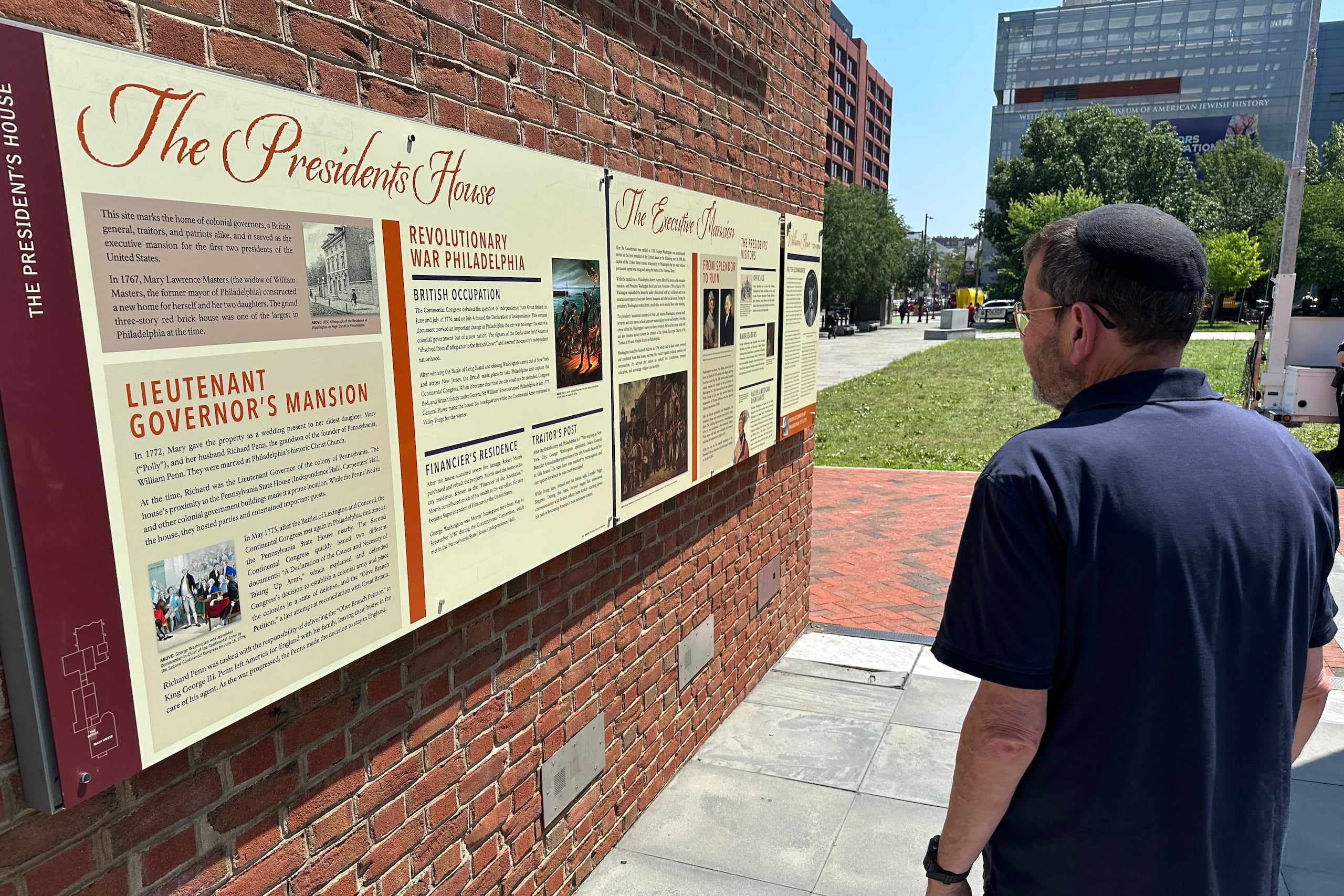 Los paneles originales contaban la historia de cómo nueve esclavos vivieron en la casa junto con George y Martha Washington en la década de 1790.