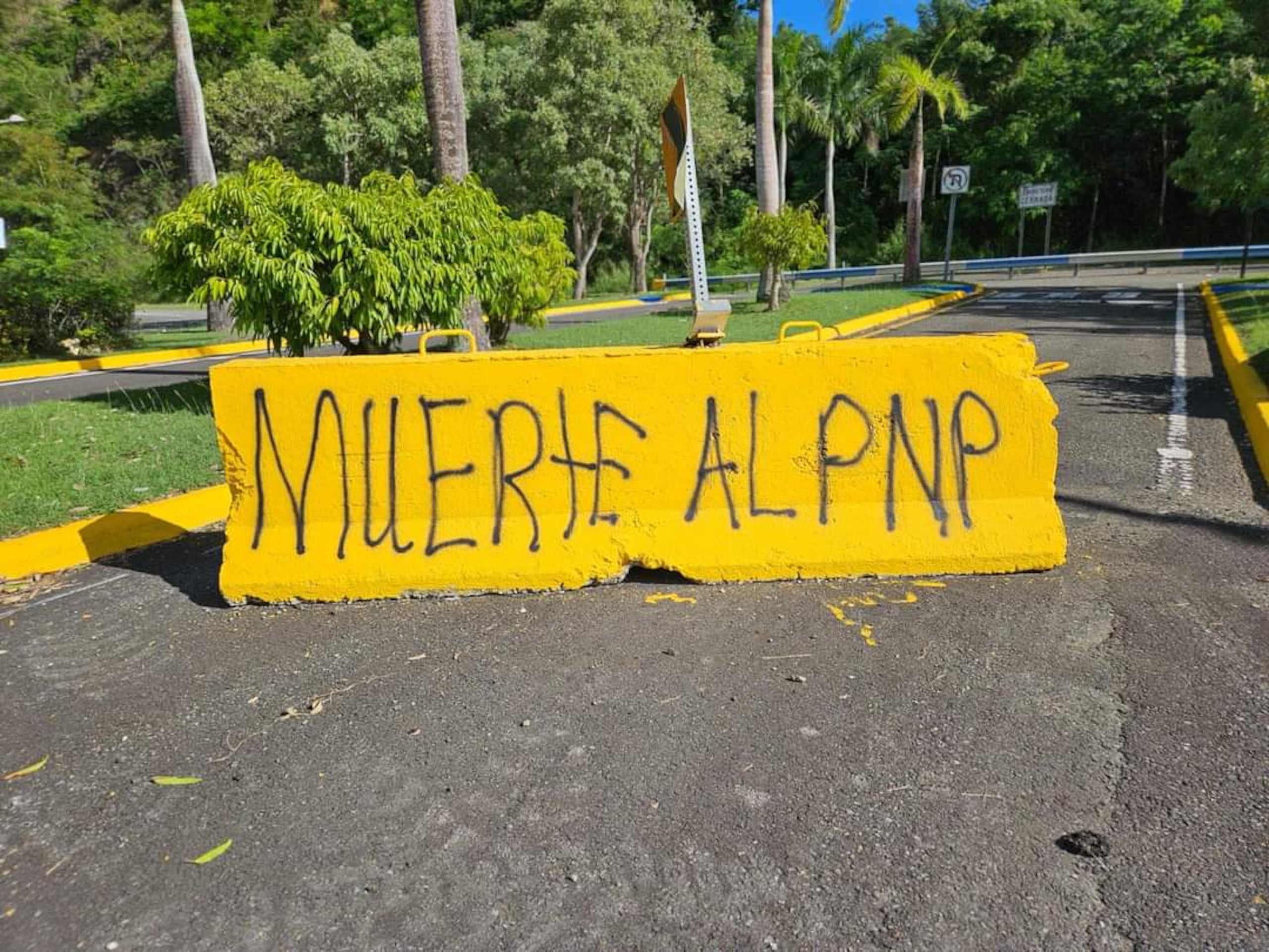 Vandalismo en barrera de hormigón de San Germán con la frase "muerte al PNP".