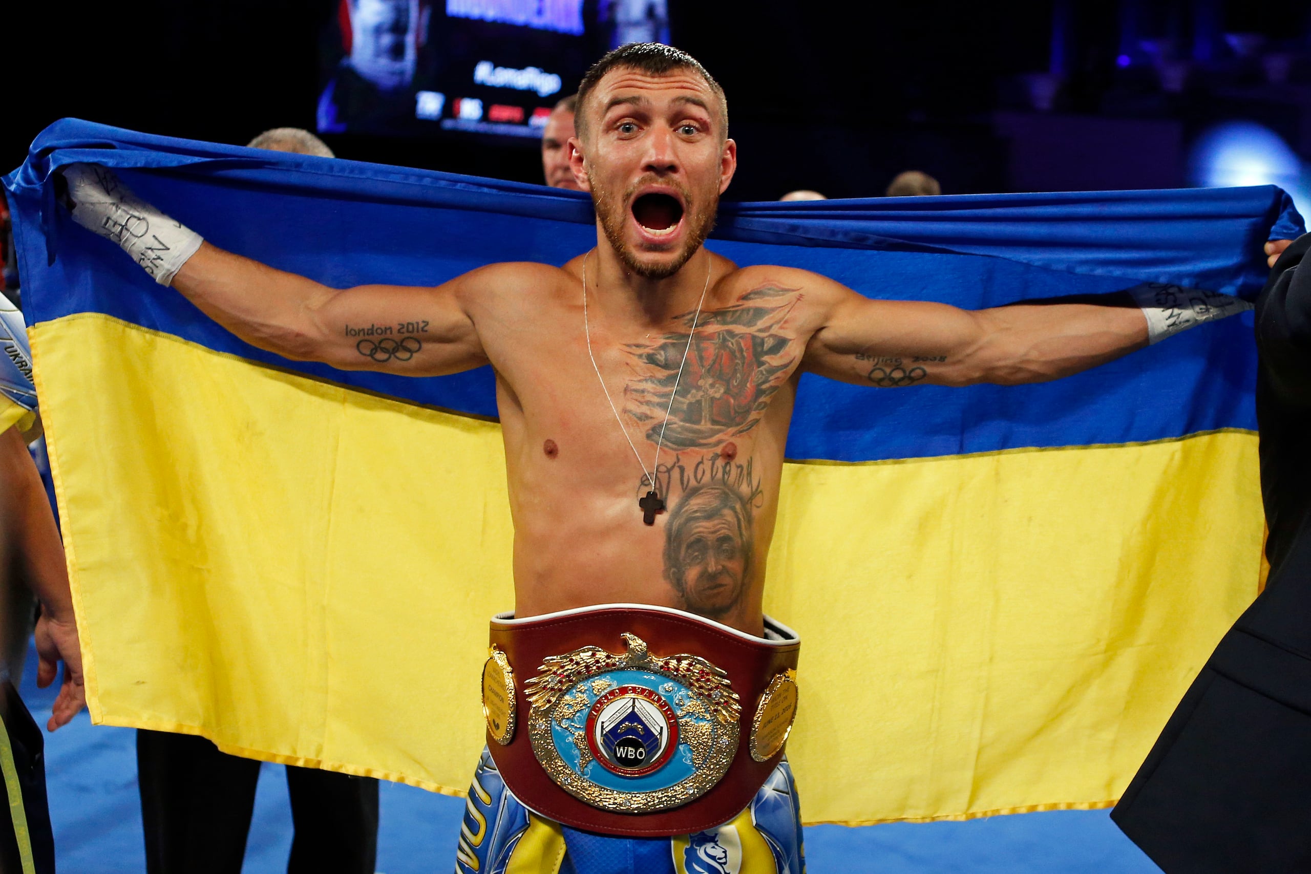 En esta foto del 9 de diciembre del 2017, el ucraniano Vasiliy Lomachenko celebra al vencer a Guillermo Rigondeaux al ganar el título de peso pluma de la Organización Mundial de Boxeo.