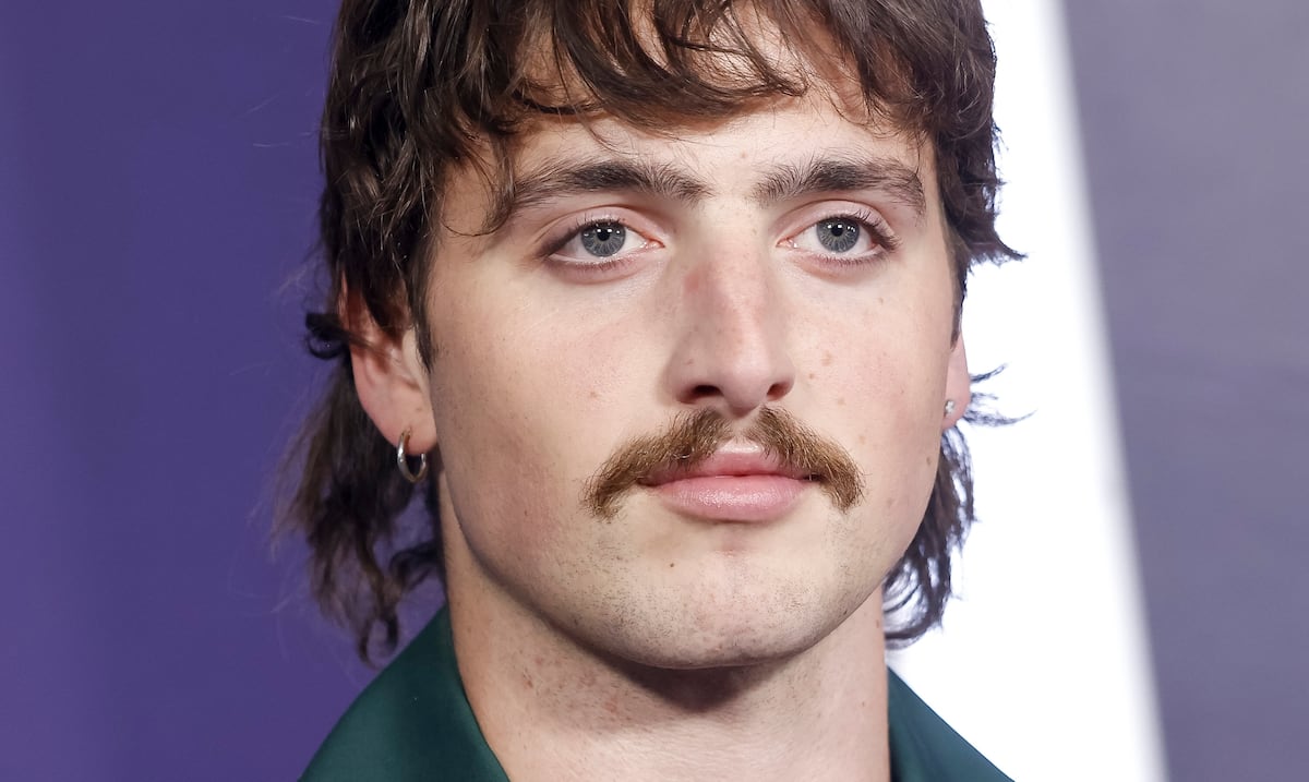 Benson Boone montre son impressionnante transformation physique après ...