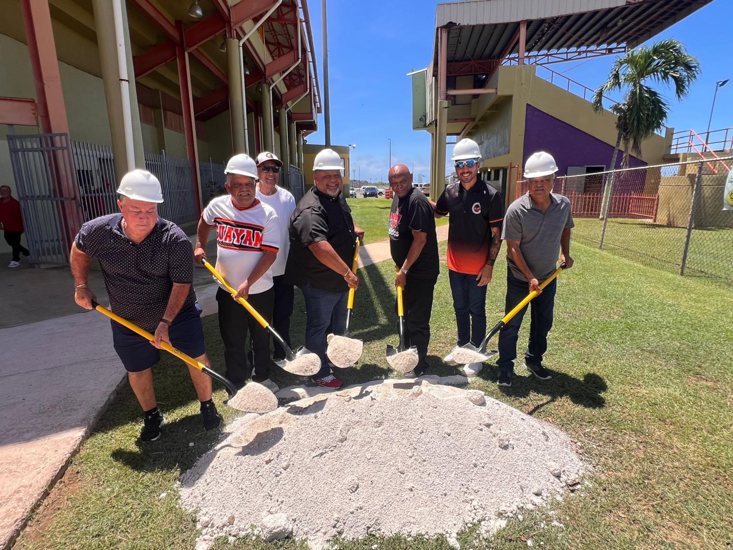 El alcalde O’brain Vázquez Molina, junto a personal del municipio y la empresa de construcción, colocan la primera piedras del proyecto del Complejo Deportivo.