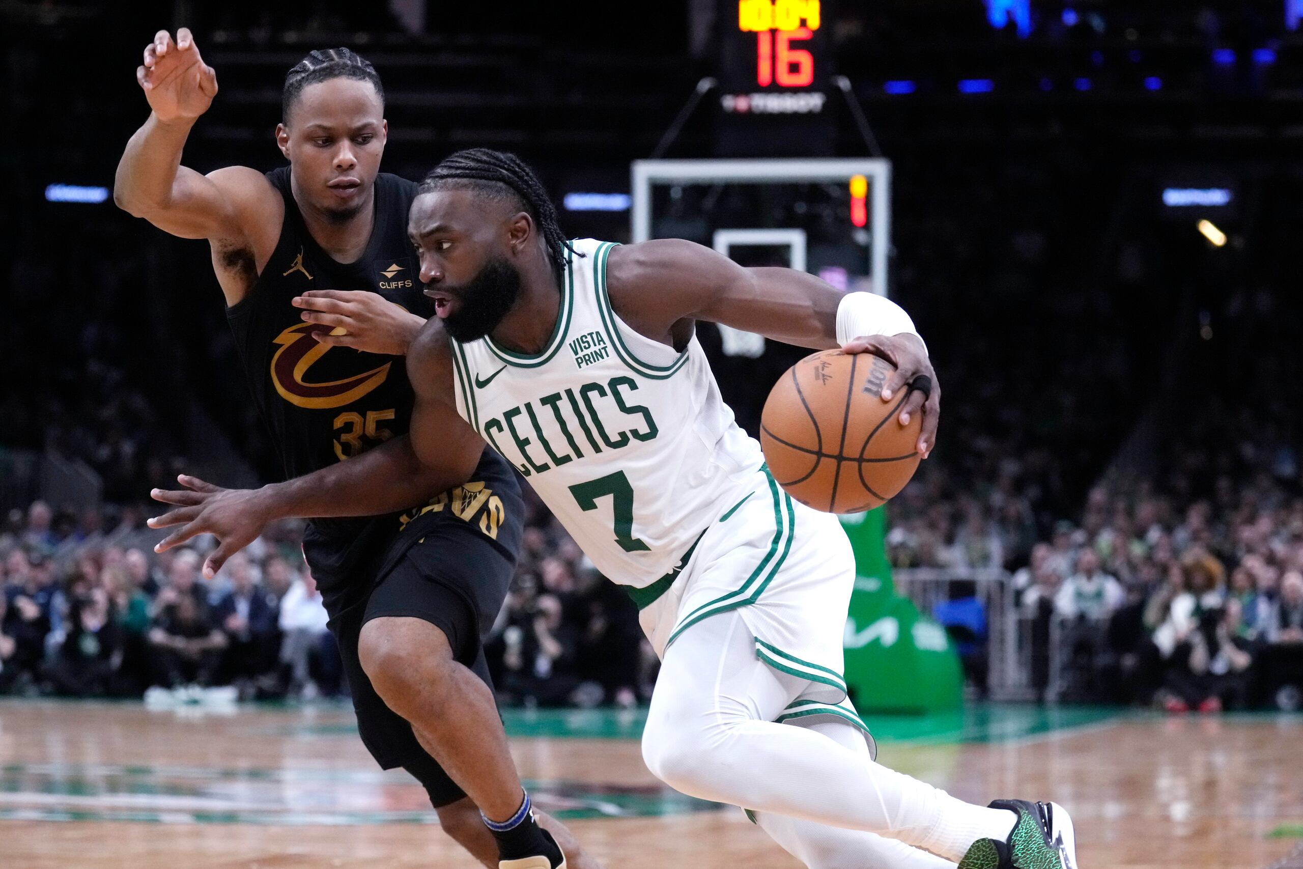 Jaylen Brown, de los Celtics de Boston, avanza frente a Isaac Okoro, de los Cavaliers de Cleveland.