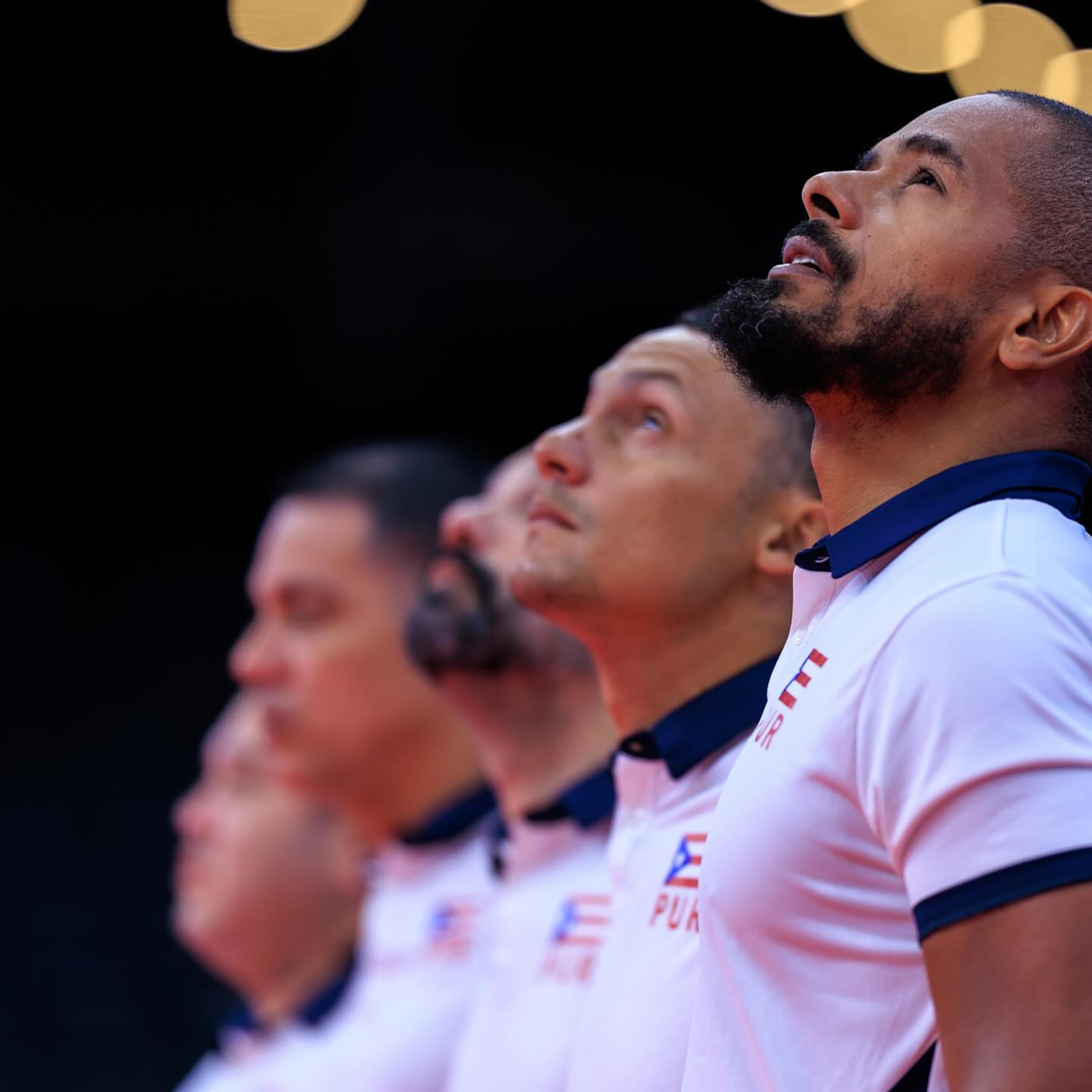 Jamille Torres, Ossie Antonetti y el cuerpo técnico de Puerto Rico previo a un juego de la Selección Nacional de voleibol masculino.