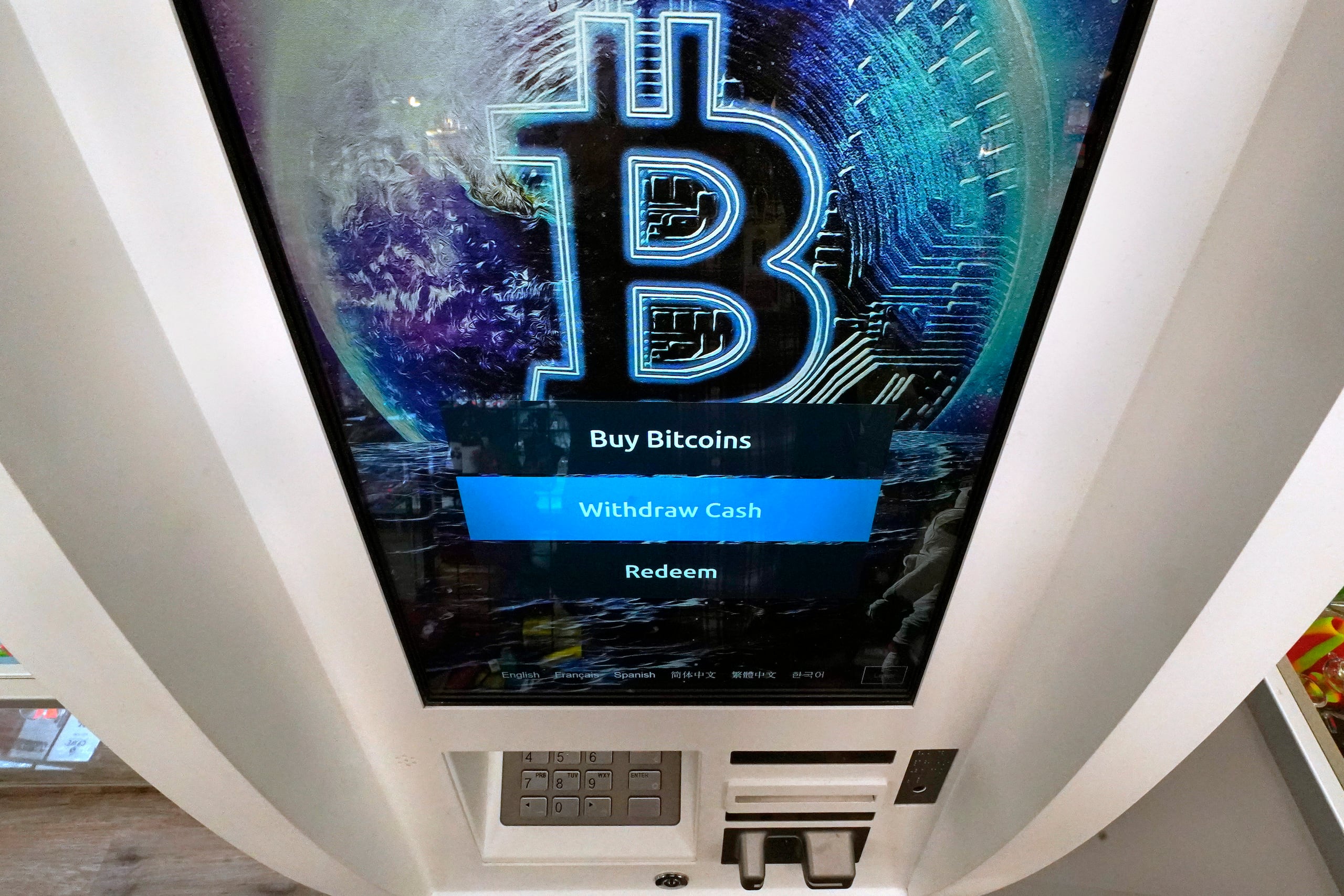 El logotipo de bitcoin aparece en la pantalla de un cajero automático de criptomonedas en una tienda en Salem, Nueva Hampshire. (Archivo)