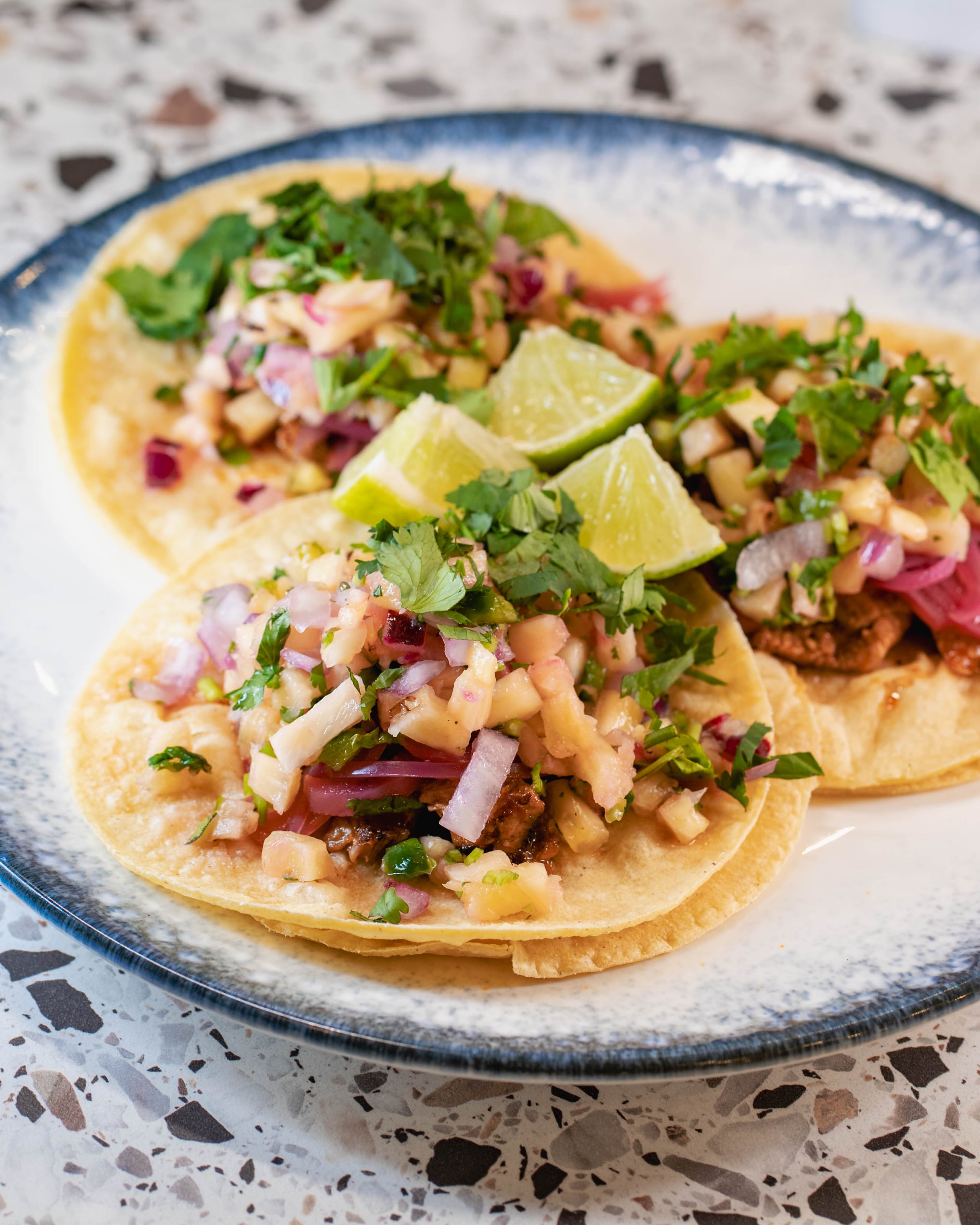 Los tacos al pastor figuran entre sus propuestas culinarias.