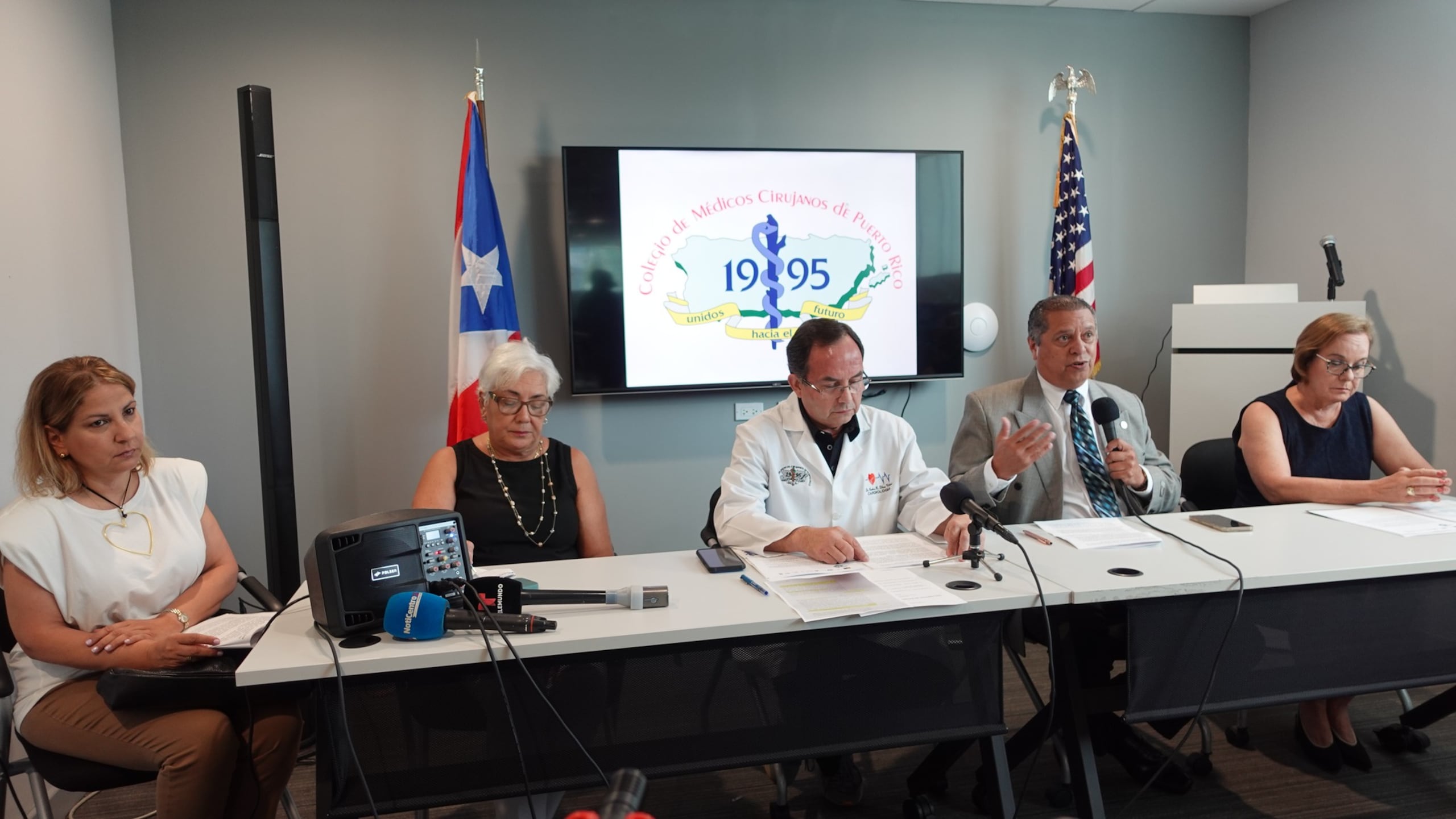 De izquierda a derecha: Vilma Lopez Melendez, Asoc Centros Radiología, Lic Lydia Mercado Hernandez, Asoc Laboratorios Clínicos, Dr Carlos Díaz Vélez, Colegio de Medicos Cirujanos de Puerto Rico junto al Dr Raul Dámaso Ortiz Escalera, Colegio Cirujanos Dentistas y Aria Cristi Portavoz Alianza Pro Acceso a Medicamentos.
