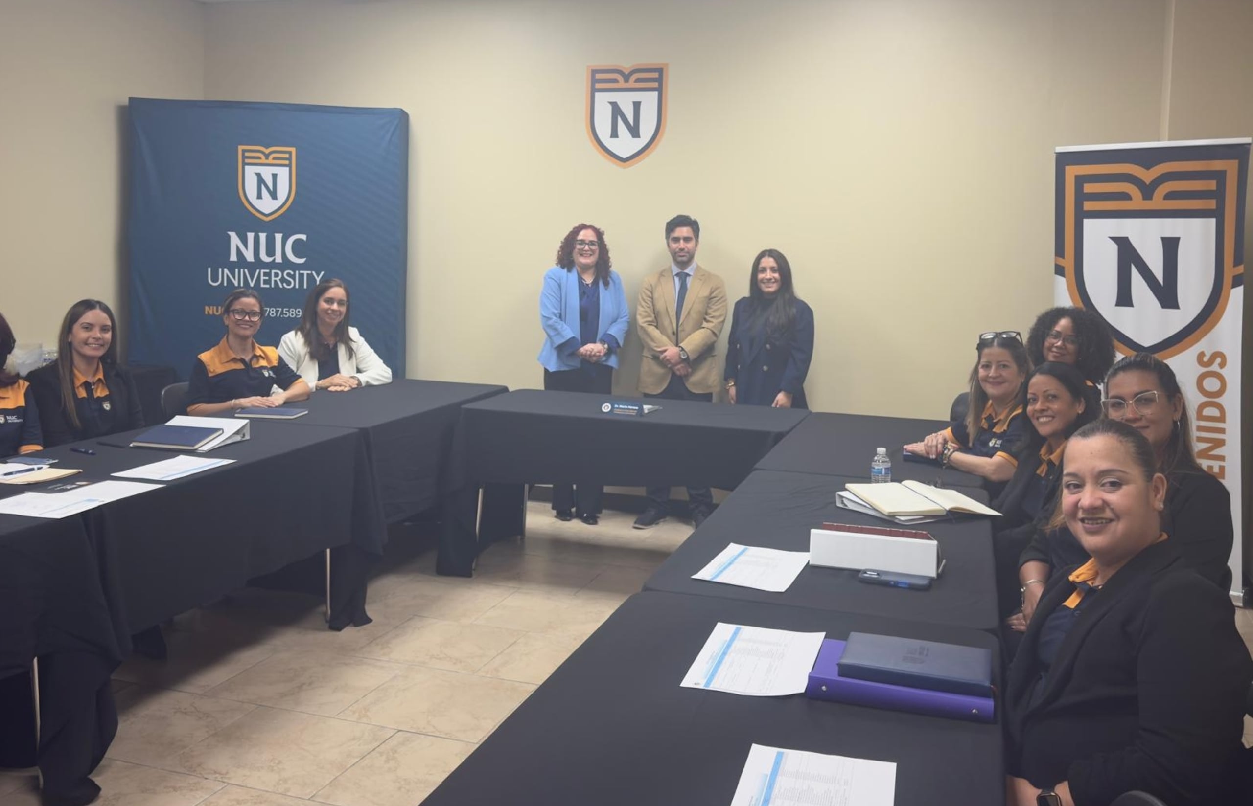 NUC University recibió, el pasado mes de octubre de 2025, la visita preliminar del doctor Mario Herane, presidente del comité evaluador de la Middle States Commission on Higher Education (MSCHE). En la foto, reunión con el comité timón de la institución.