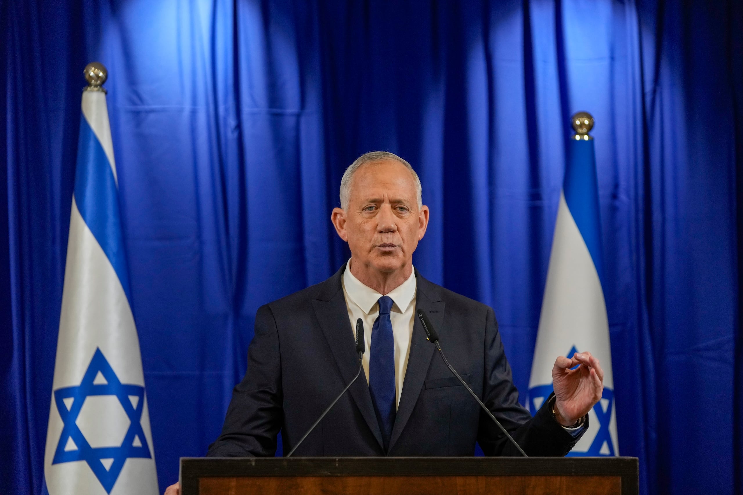 Benny Gantz, político centrista israelí, al anunciar su renuncia al Gabinete de Guerra, en Ramat Gan, Israel, el 9 de junio de 2024. (Foto AP/Ohad Zwigenberg)