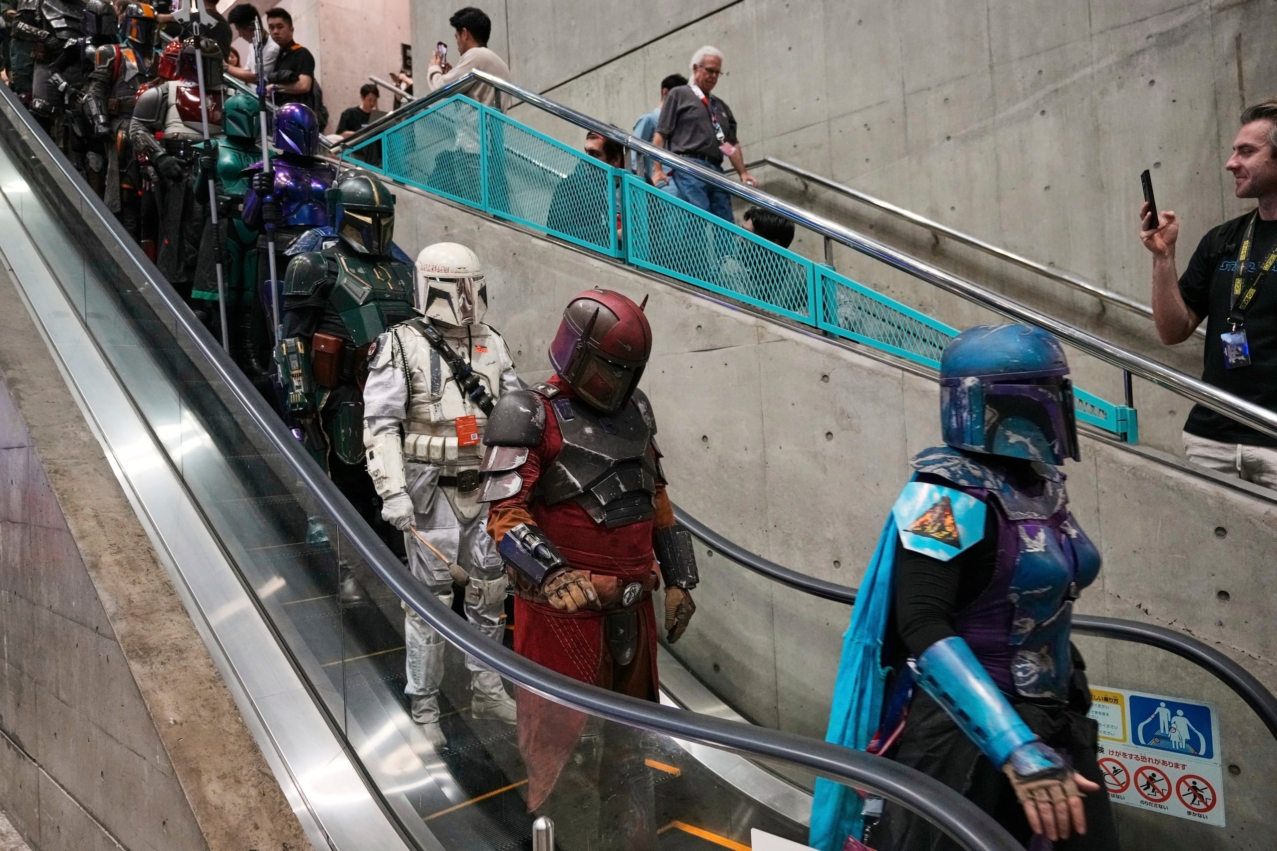ARCHIVO - Aficionados de Star Wars con diferentes versiones de uniformes de Boba Fett asisten a una convención de aficionados llamada Celebración de Star Wars en Japón, el viernes 18 de abril de 2025, en Chiba, cerca de Tokio. (AP Foto/Hiro Komae, archivo)