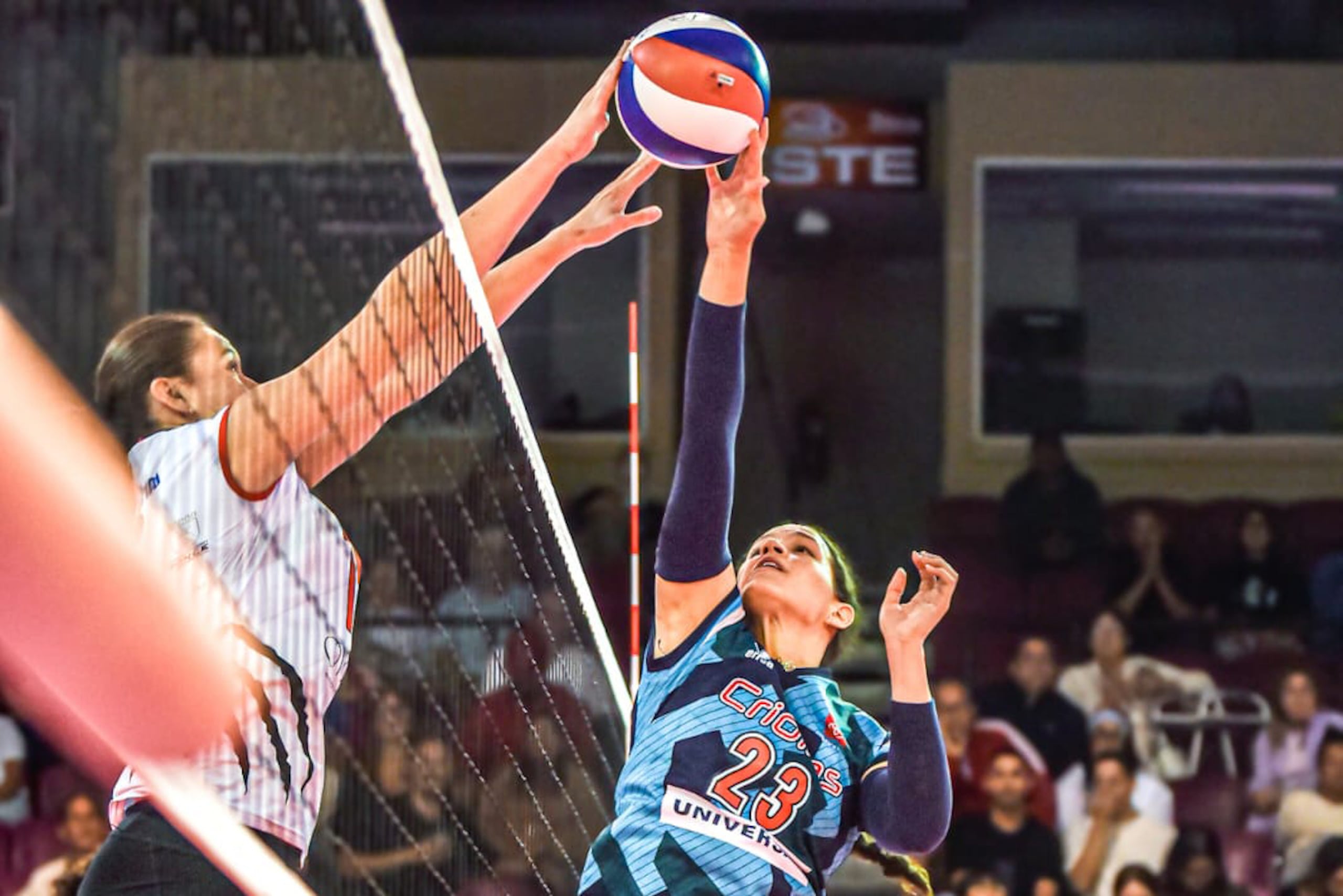 Minelis Rivera intentan pasar un balón ante la defensa de una jugadora de las Leonas.