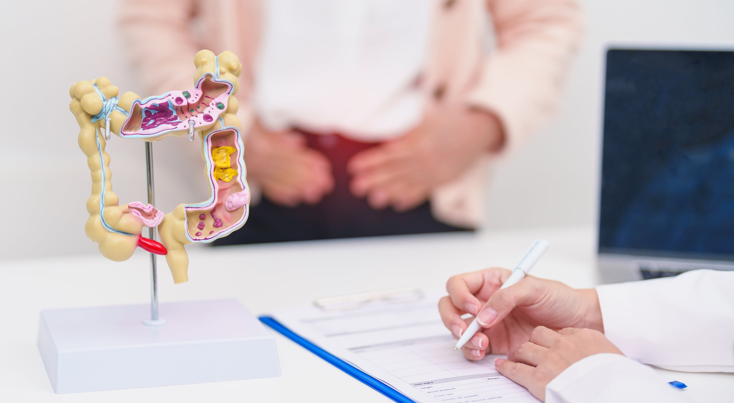 A pesar de que las enfermedades inflamatorias del intestino pueden impactar a personas de todas las edades, se observan, principalmente, entre adolescentes y adultos jóvenes.