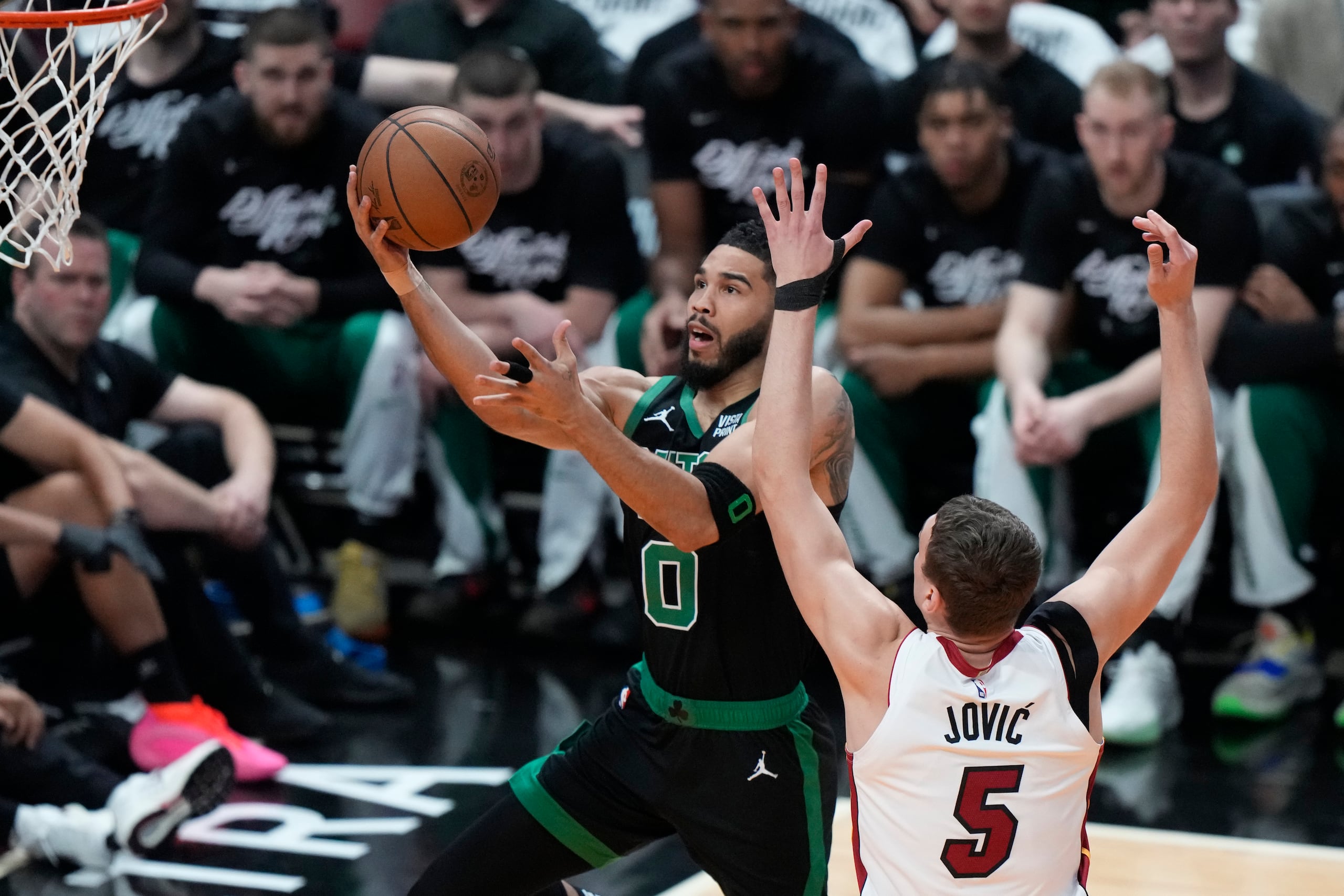 Jayson Tatum, de los Celtics de Boston, busca anotar ante Nikola Jovic, del Heat de Miami.