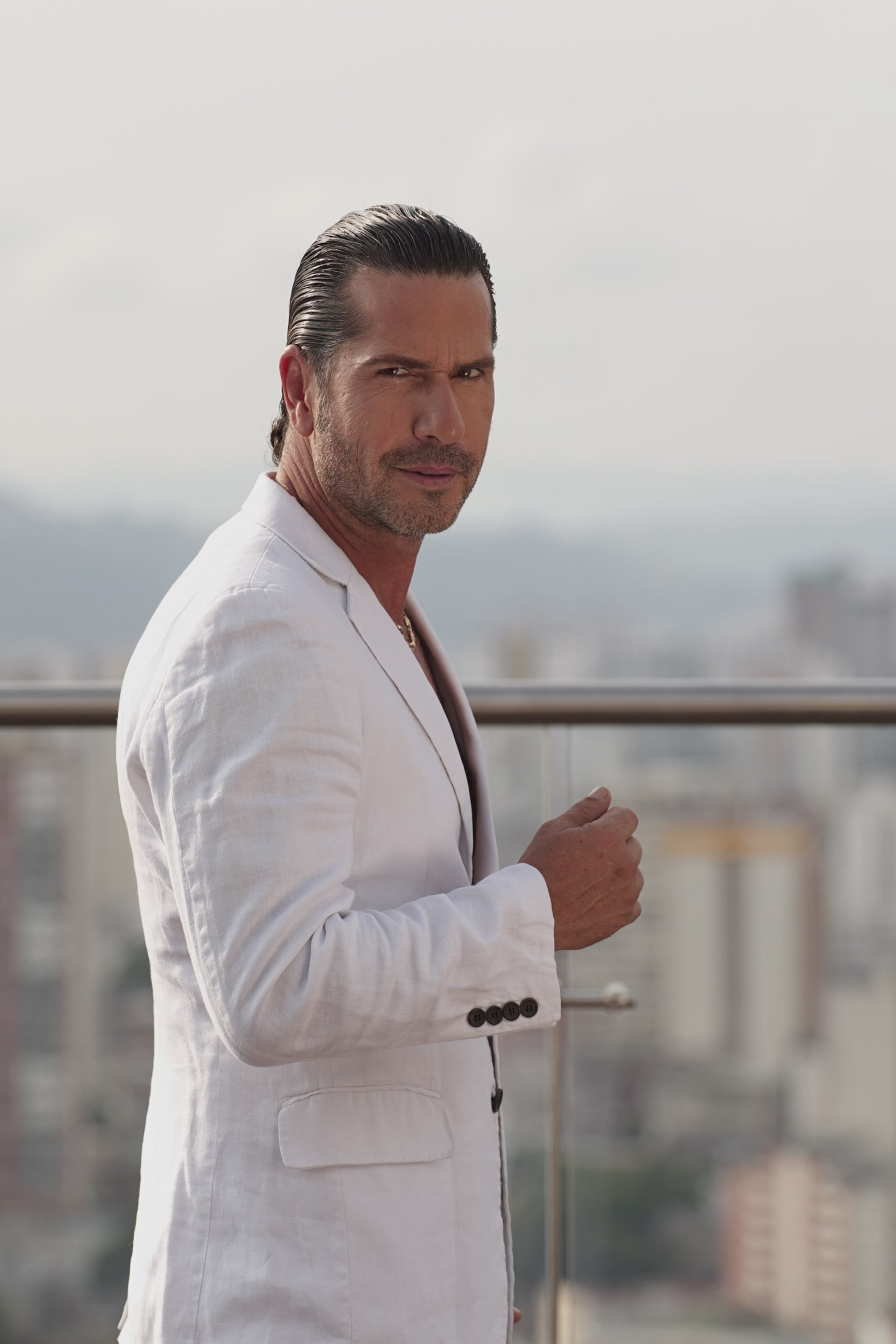 El actor, conocido por las telenovelas, se presentará esta vez desde el género de la comedia.