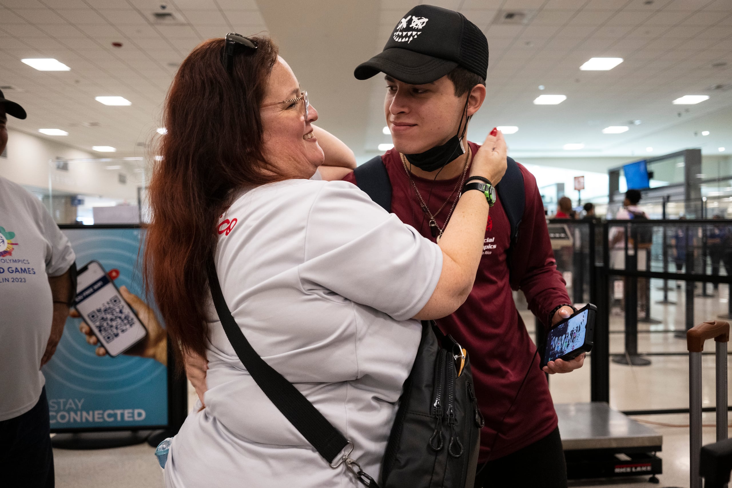 Glenda Torres se despide de su hijo y atleta unificado, Jorge Ayala Torres, a la salida de la delegación de Special Olympics Puerto Rico hacia Berlín 2023.