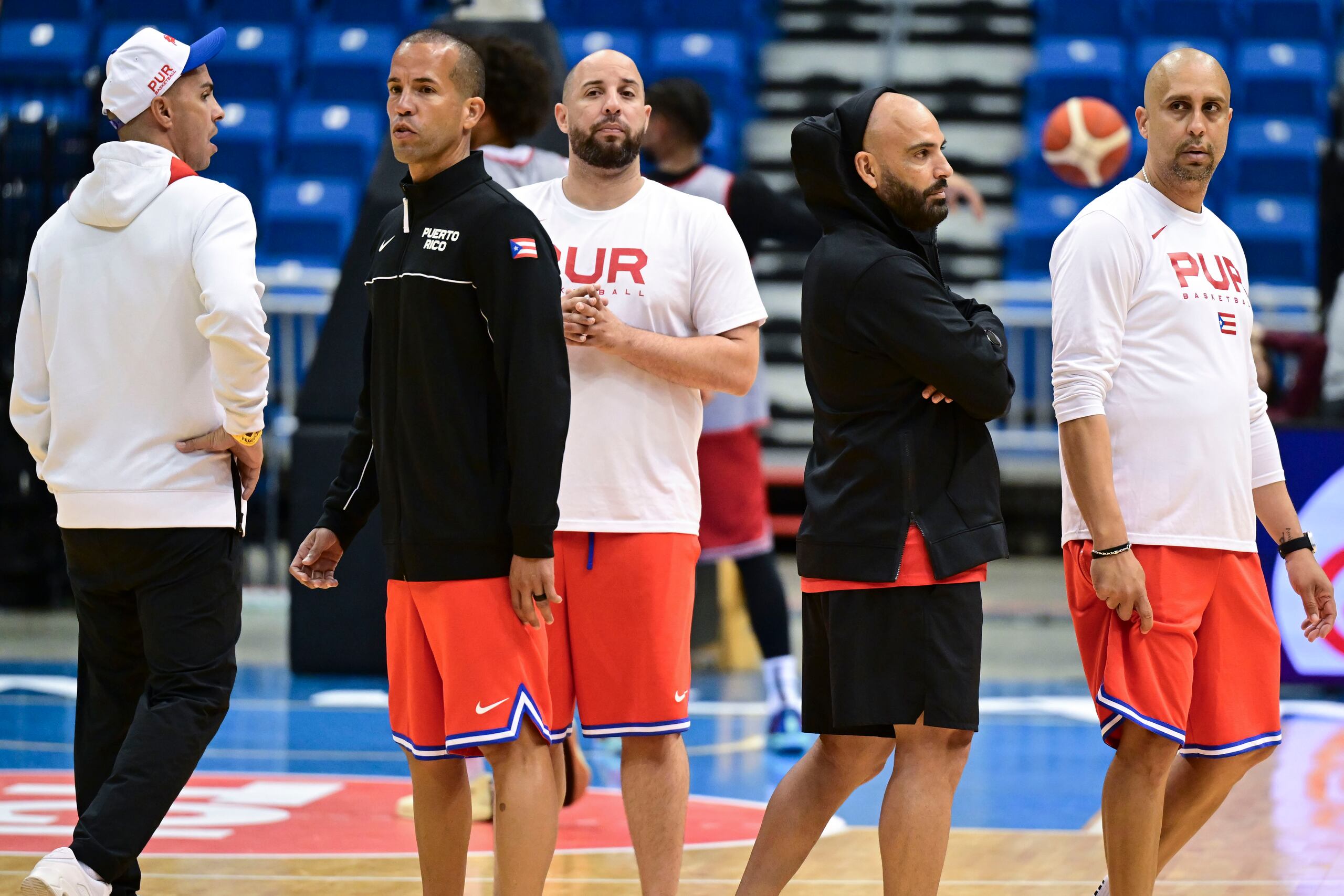 Nelson Colón -a la extrema derecha- y su cuerpo técnico, tienen de frente un importante torneo en el aspecto personal.