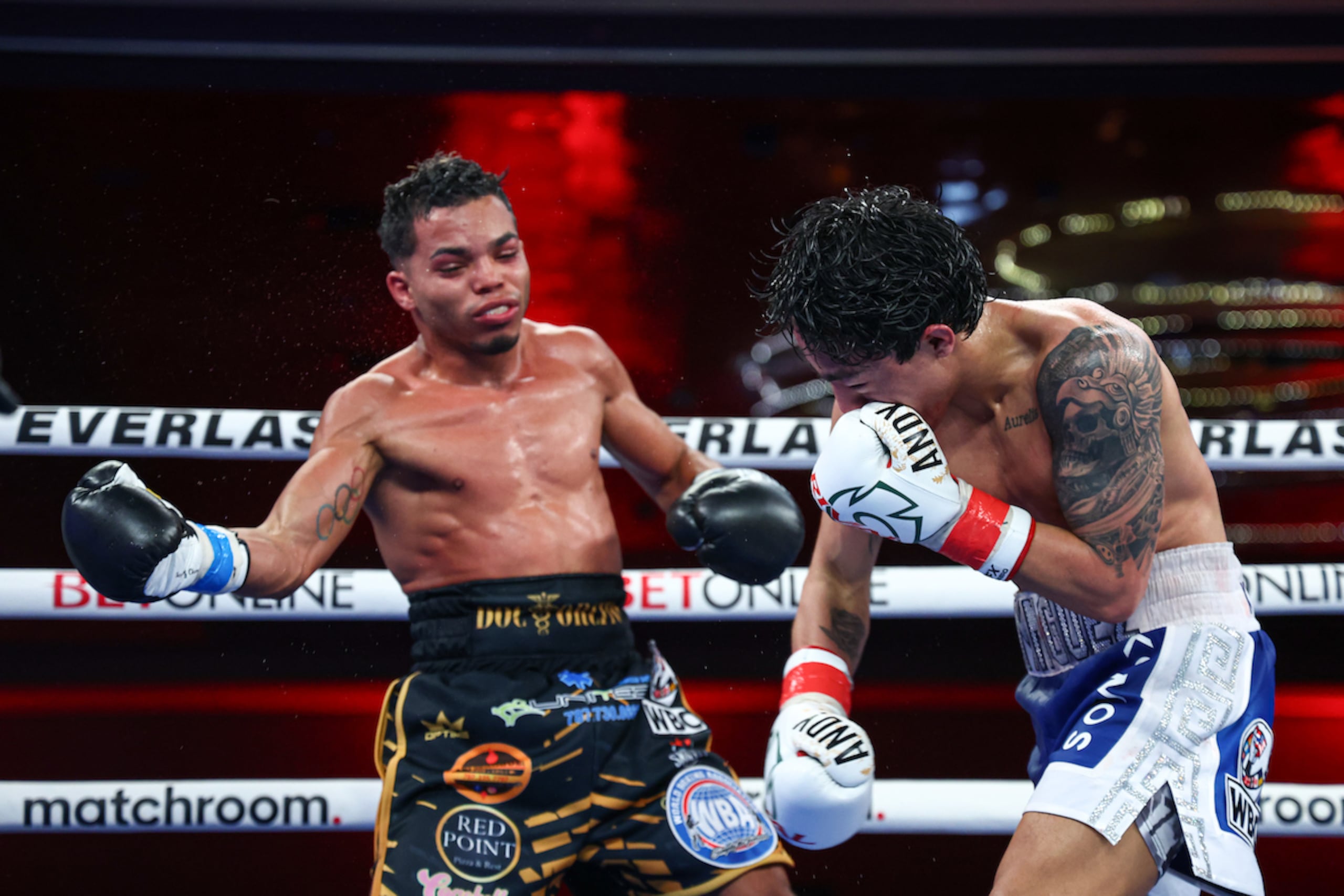 Andy Dominguez (derecha) lastimó a Yankiel Rivera en el noveno asaltos.