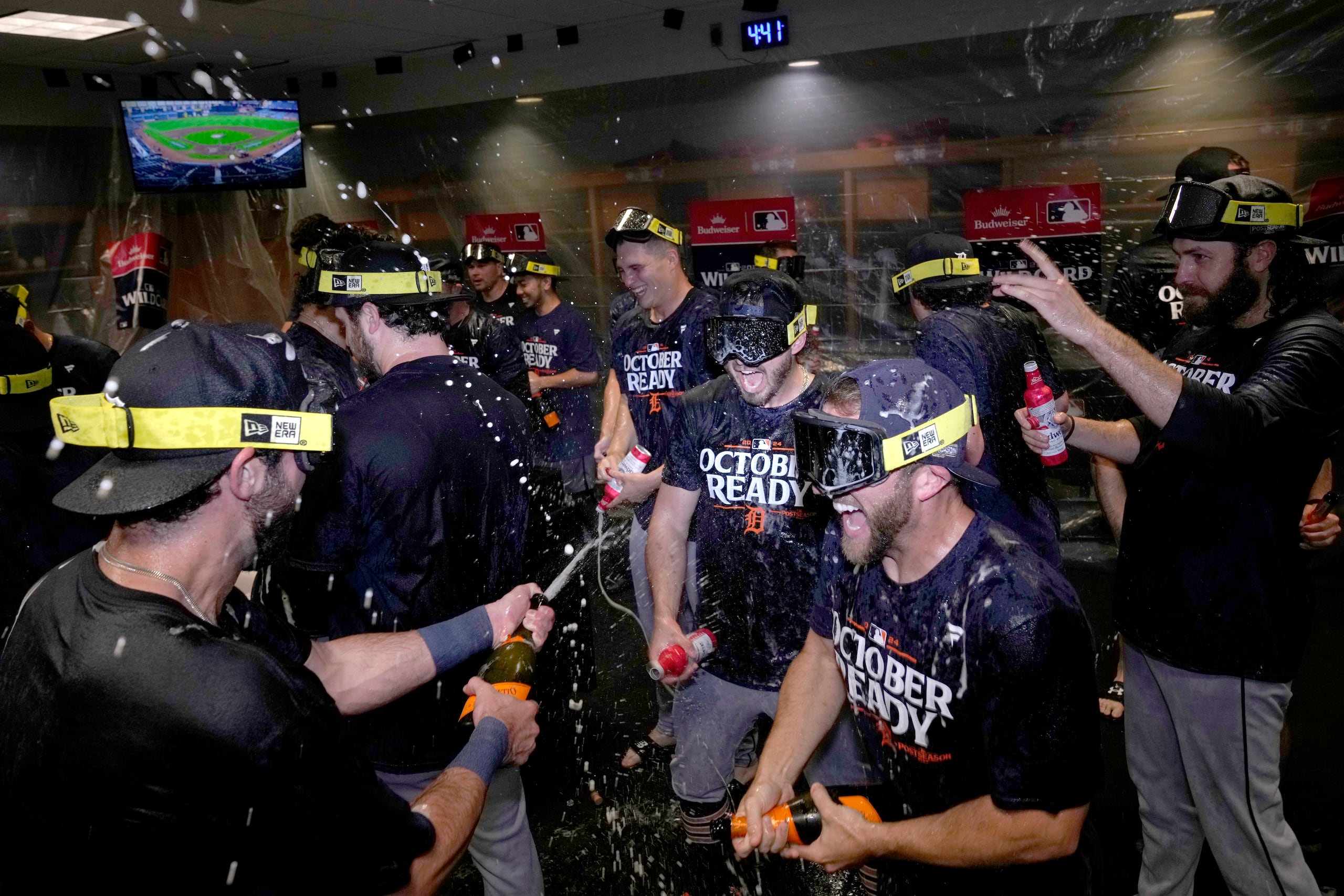 Los Tigers de Detroit celebran en el clubhouse tras barrer a los Astros de Houston en la serie de wild card.