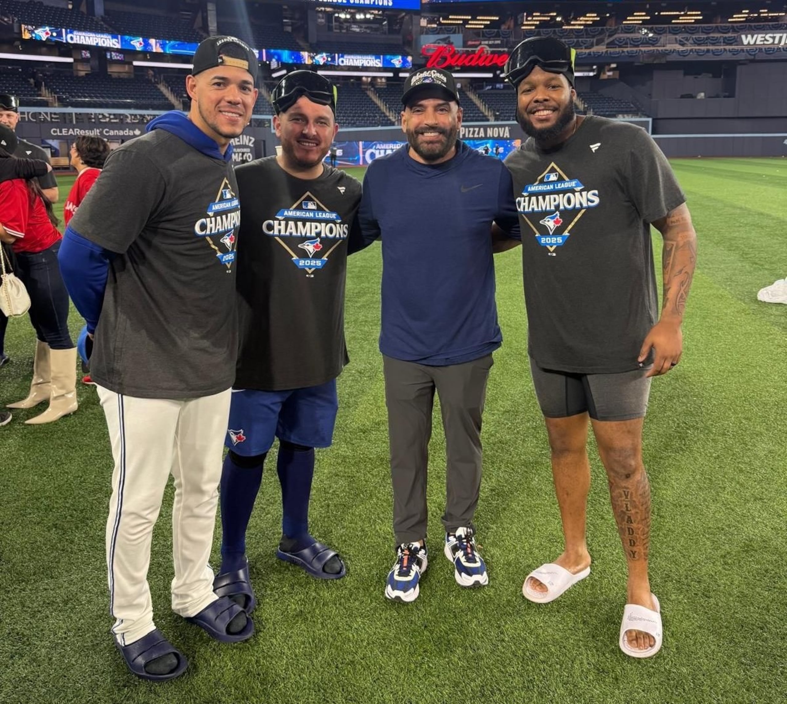 De izquierda a derecha, José Berríos, Alejandro Kirk, el fisiólogo José Cruz y Vladimir Guerrero Jr.