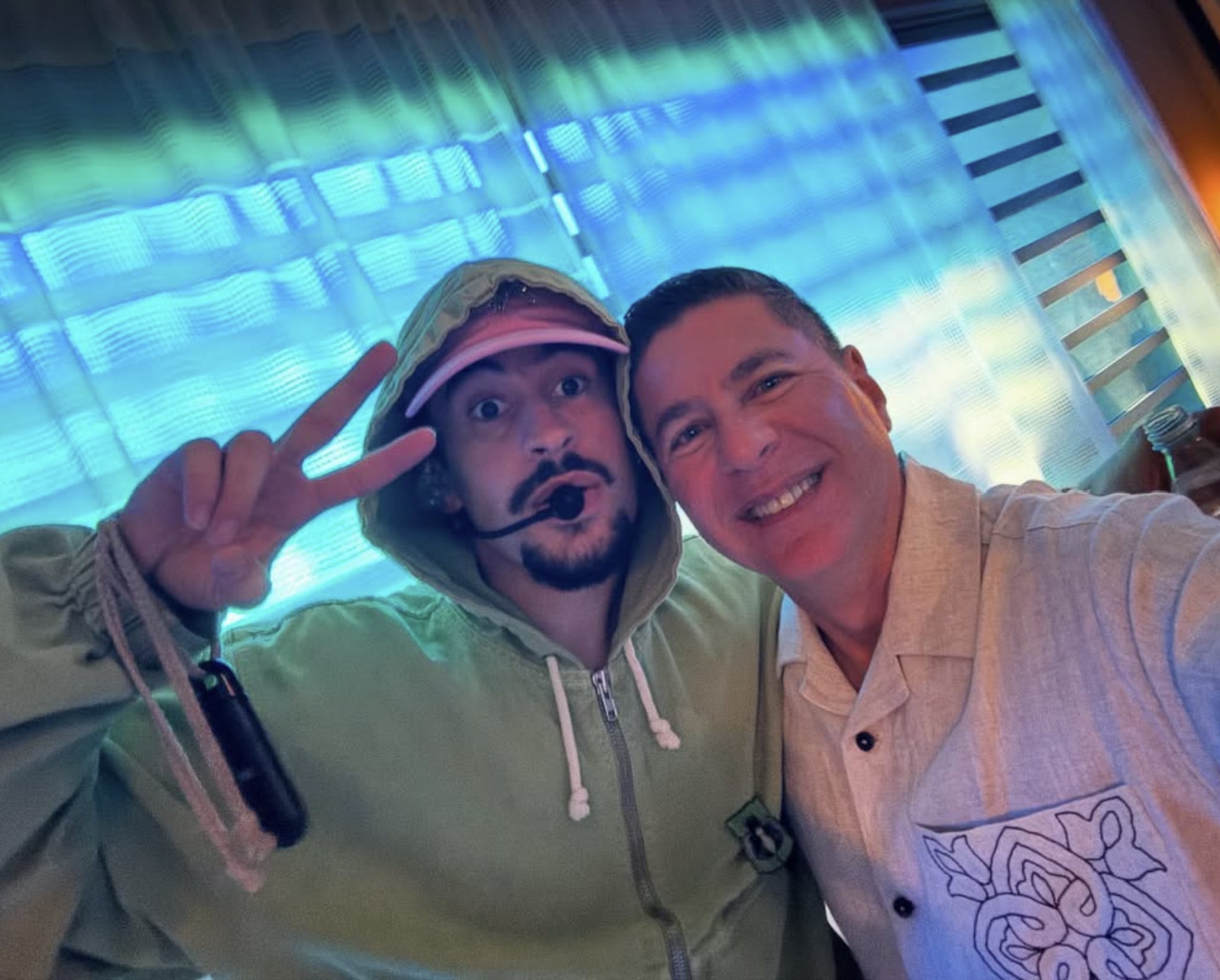 El comediante Raymond Arrieta estuvo presente varias veces en la residencia musical de Bad Bunny.