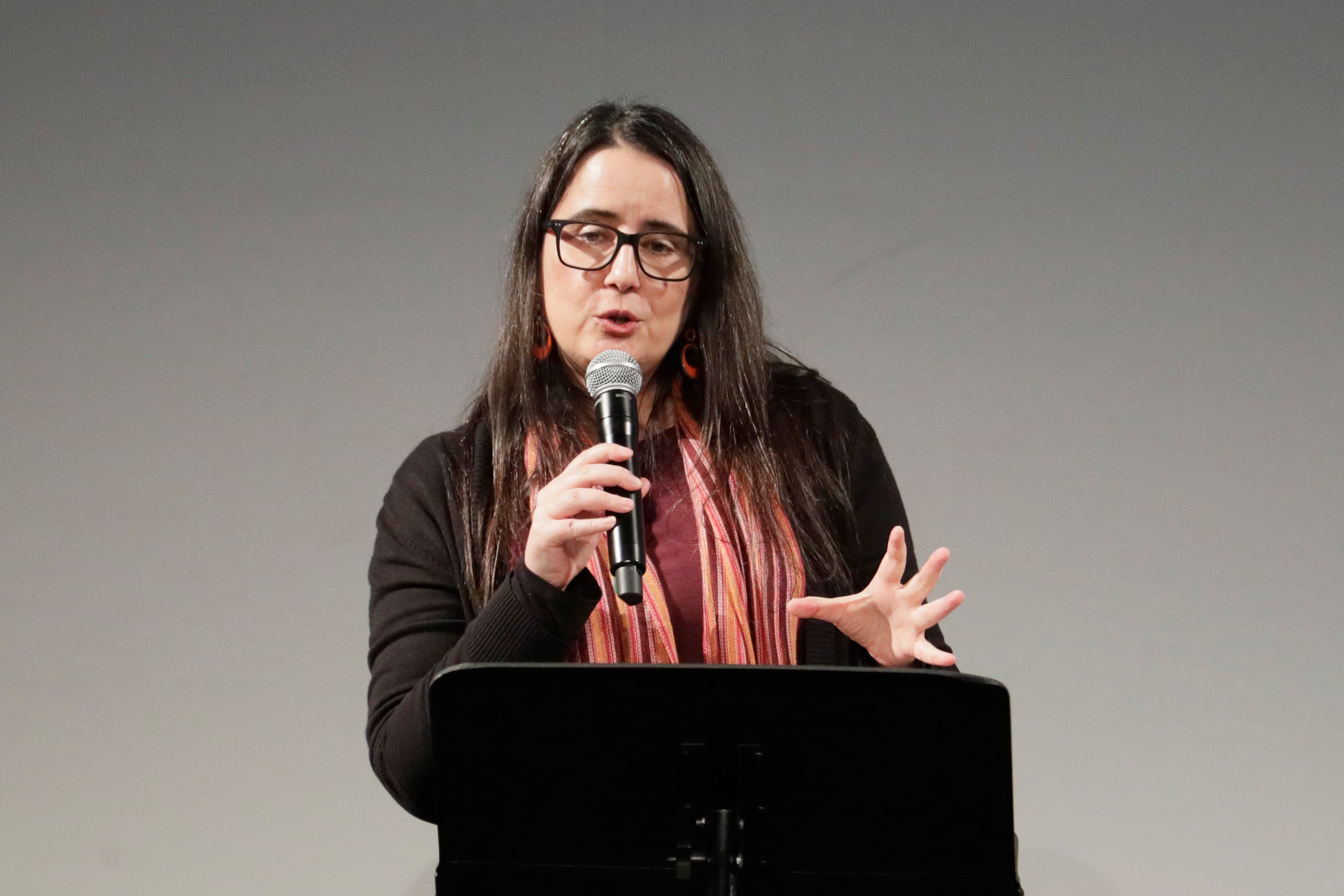 La directora para las Américas de Amnistía Internacional, Ana Piquer, habla durante una presentación, en Bogotá (Colombia). Imagen de archivo. EFE/Carlos Ortega