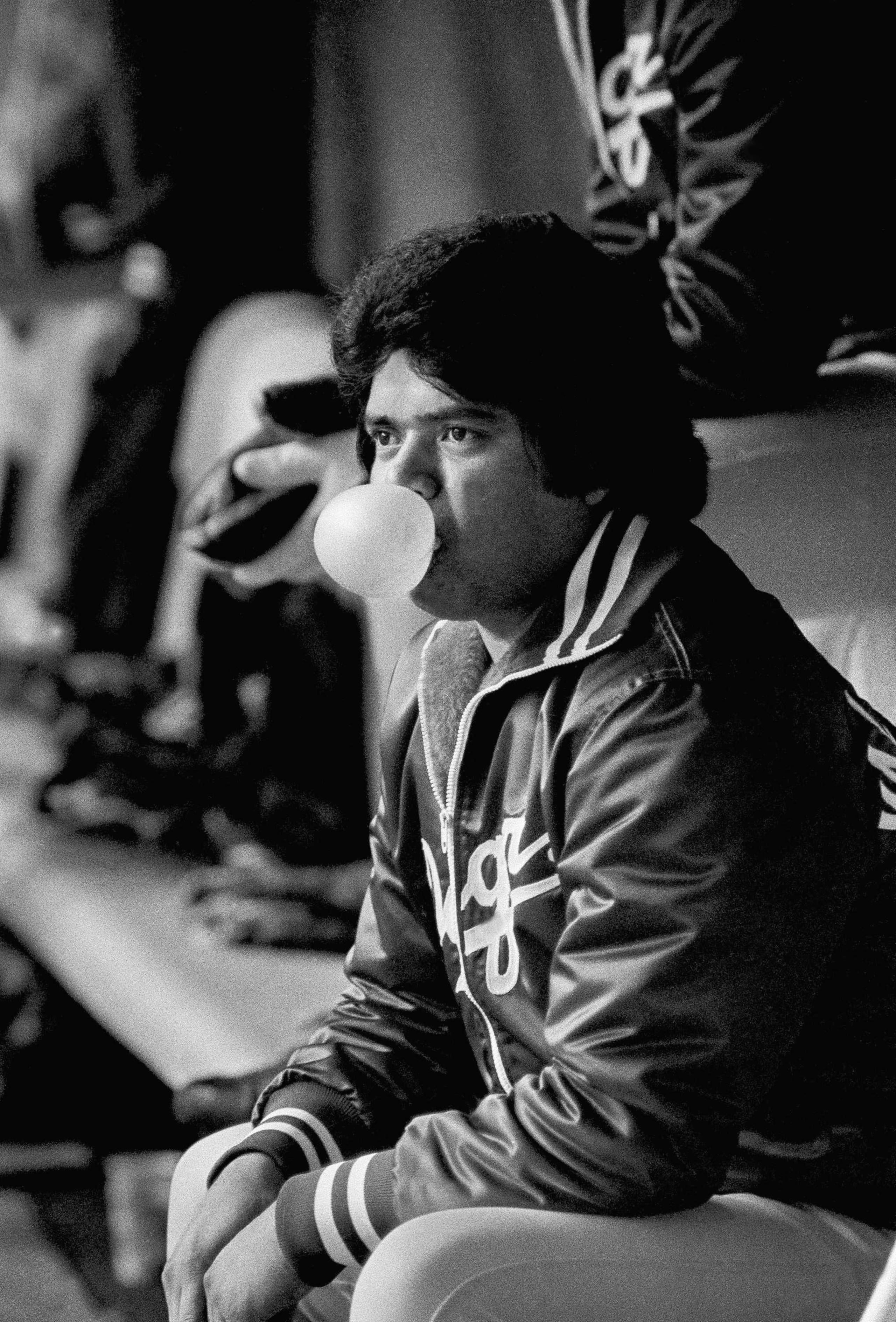 Fernando Valenzuela aparece aquí en el dugout mientras espera a que se reanude el juego ante los Expos de Montreal.