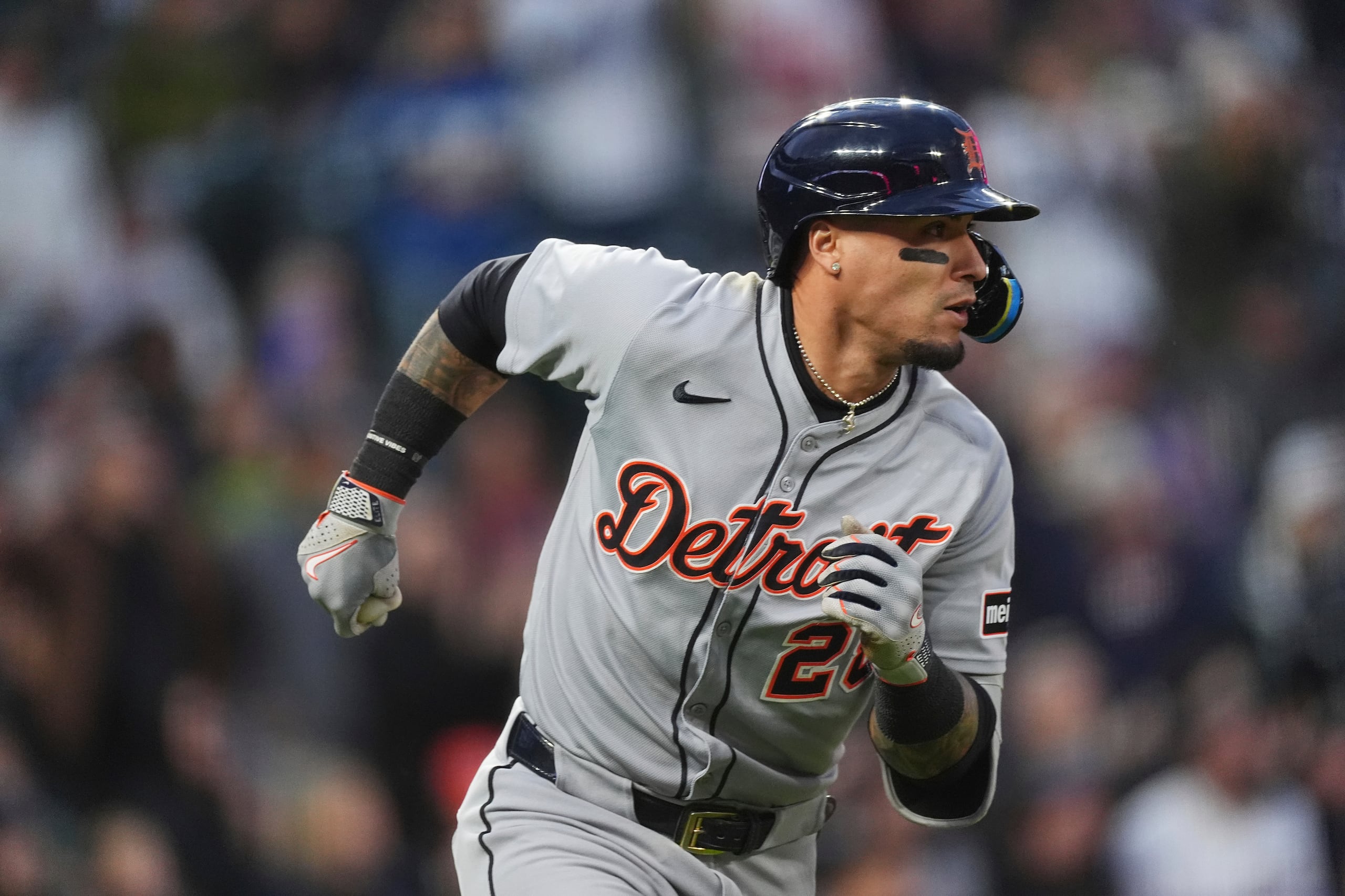 Javier Báez, de los Tigers de Detroit, corriendo las bases.