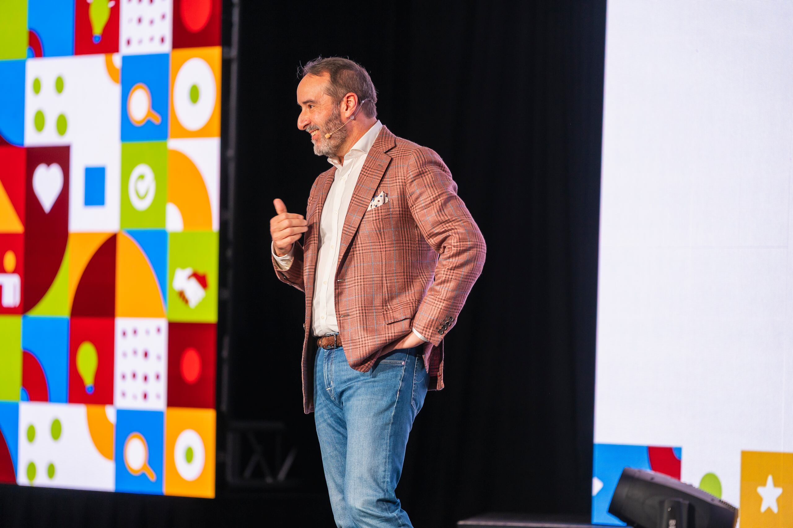 Jorge Colón Gerena se dirige a más de 200 gerentes en la Convención ‘Sabores Únicos’ en donde se trazó la ruta de evolución de Grupo Colón Gerena.